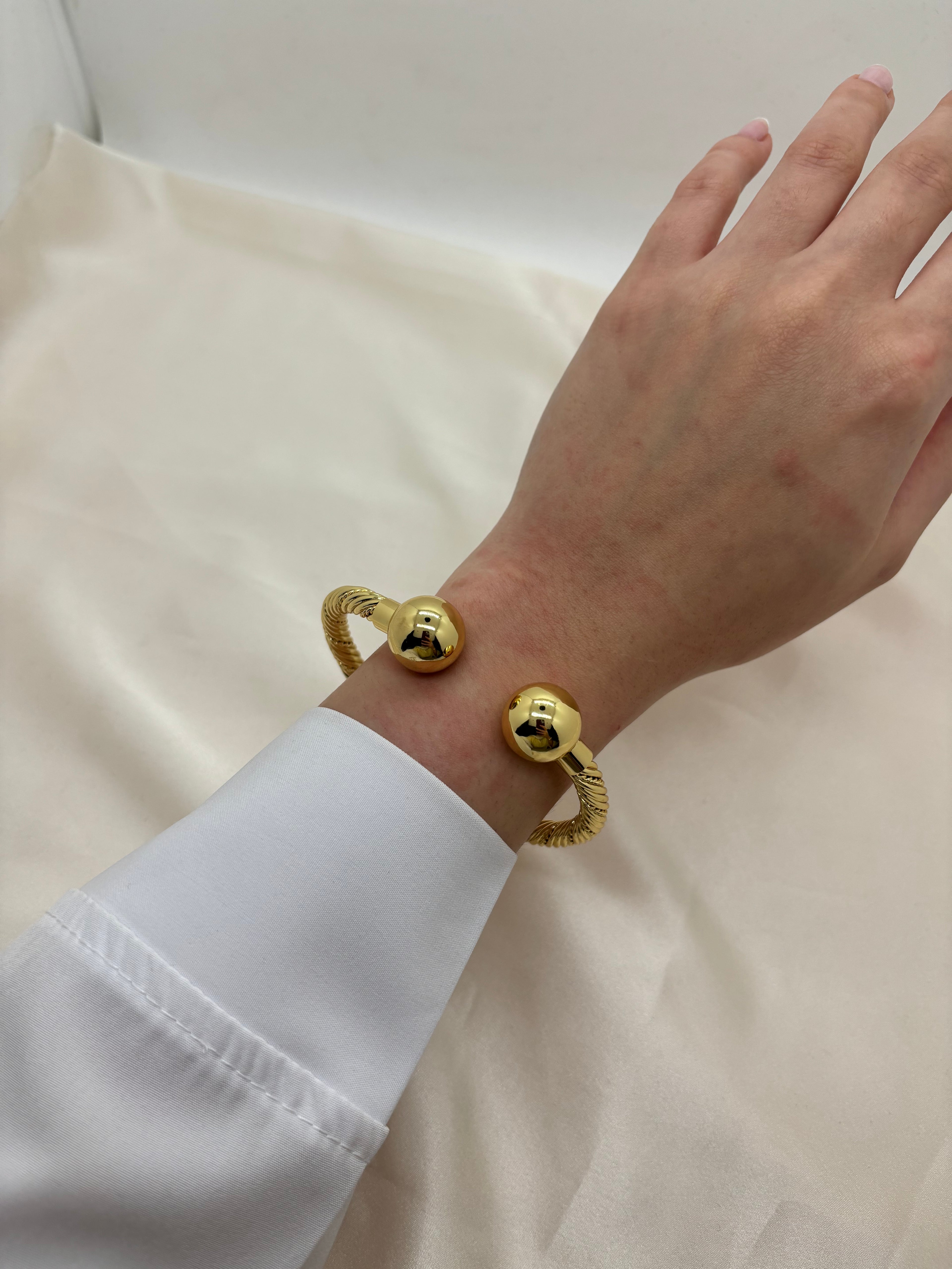 Rounded spiral bangle