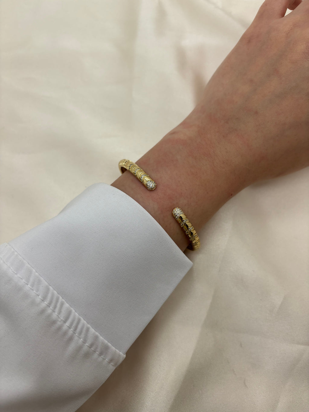 Minimal bangle with zircon