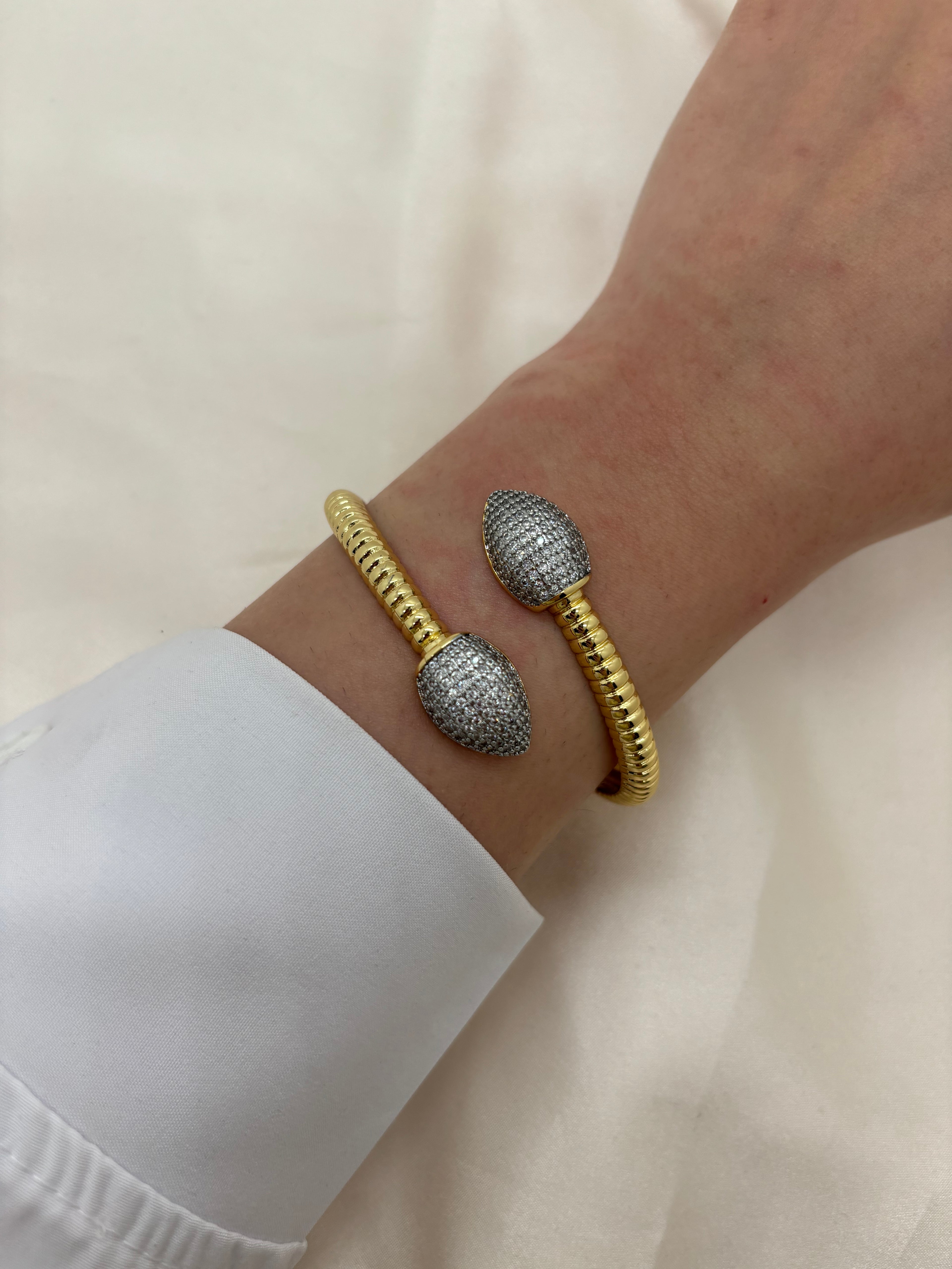 Minimal spiral bangle
