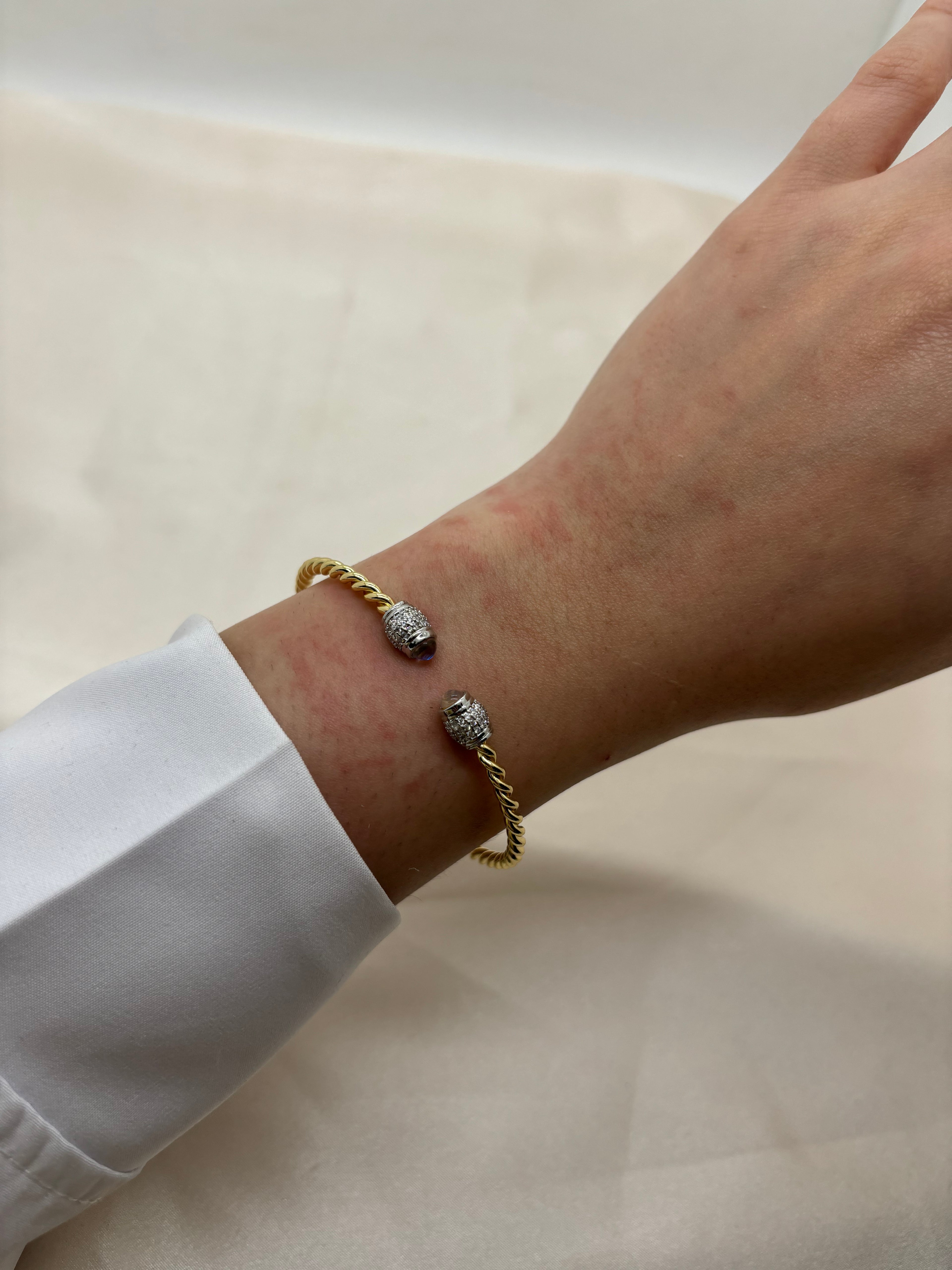 Minimal bangle
