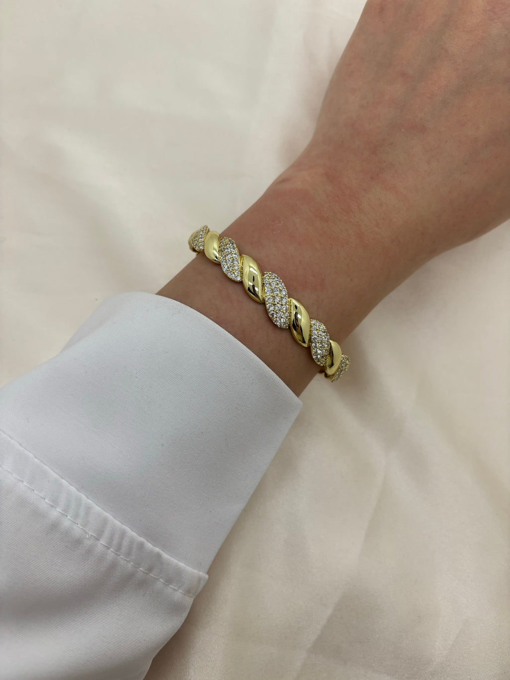 Classy zircon wavy bangle