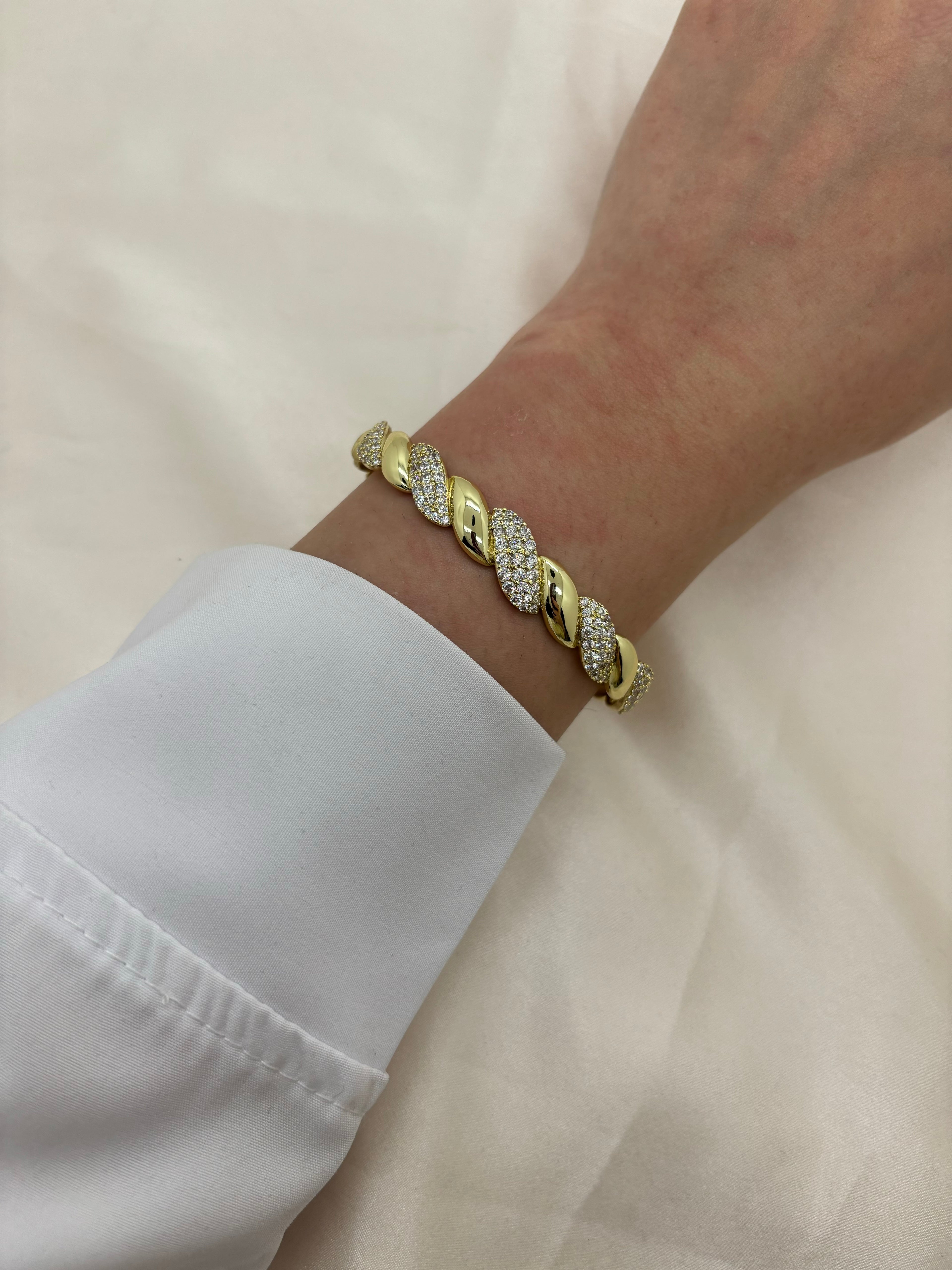Classy zircon wavy bangle