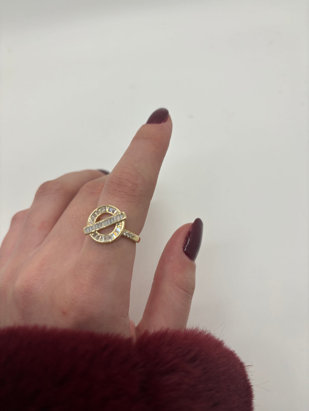 Circle zircon ring