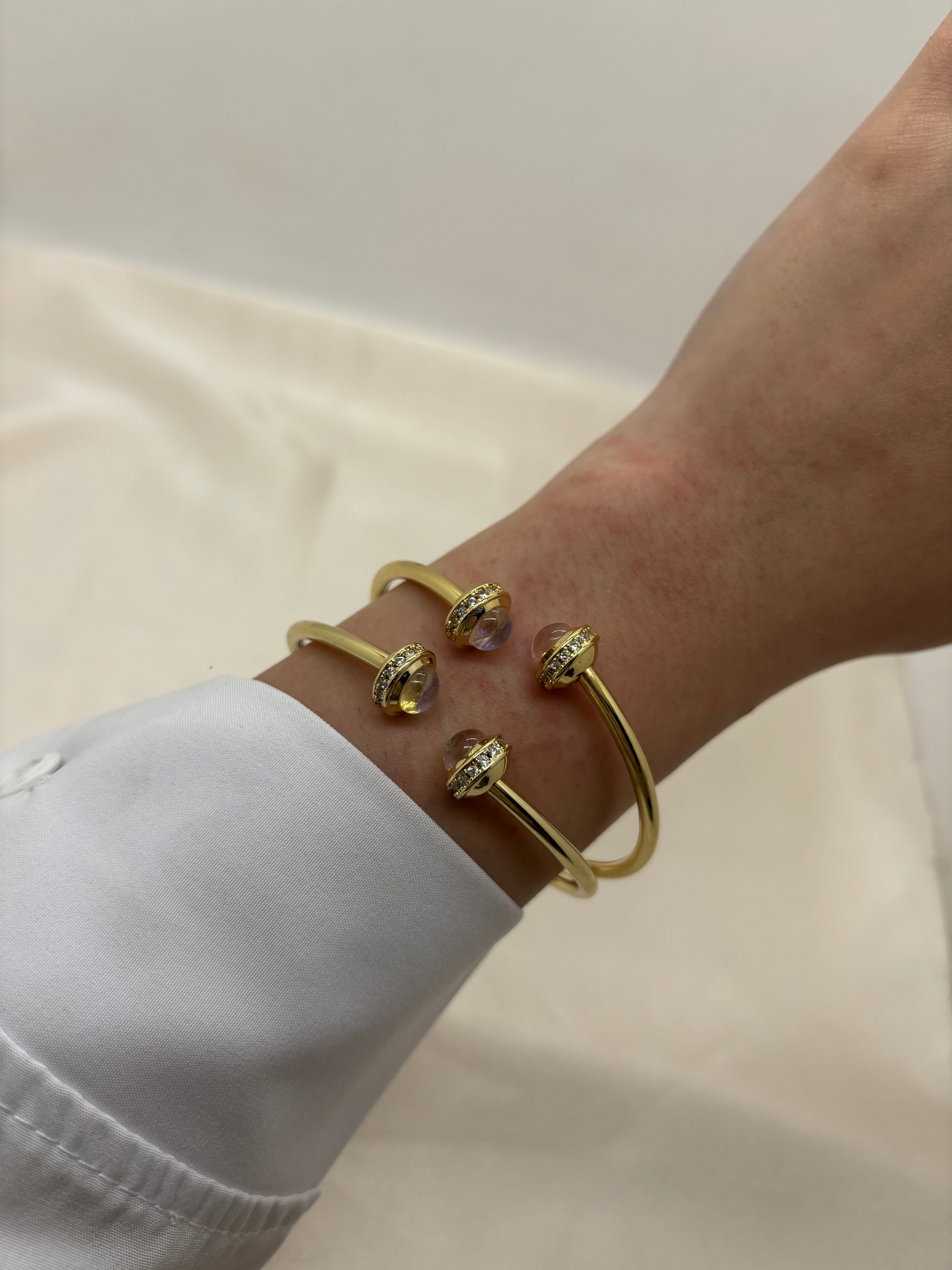 Colorful rounded bangle