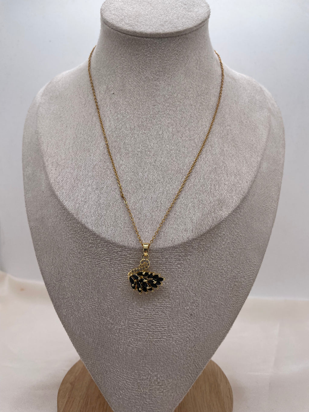 Glam Swan Necklace 2