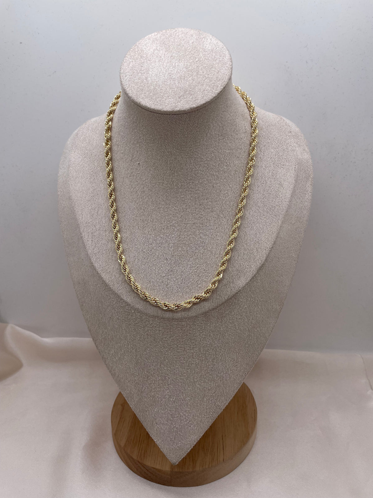 Short Twisted Necklace