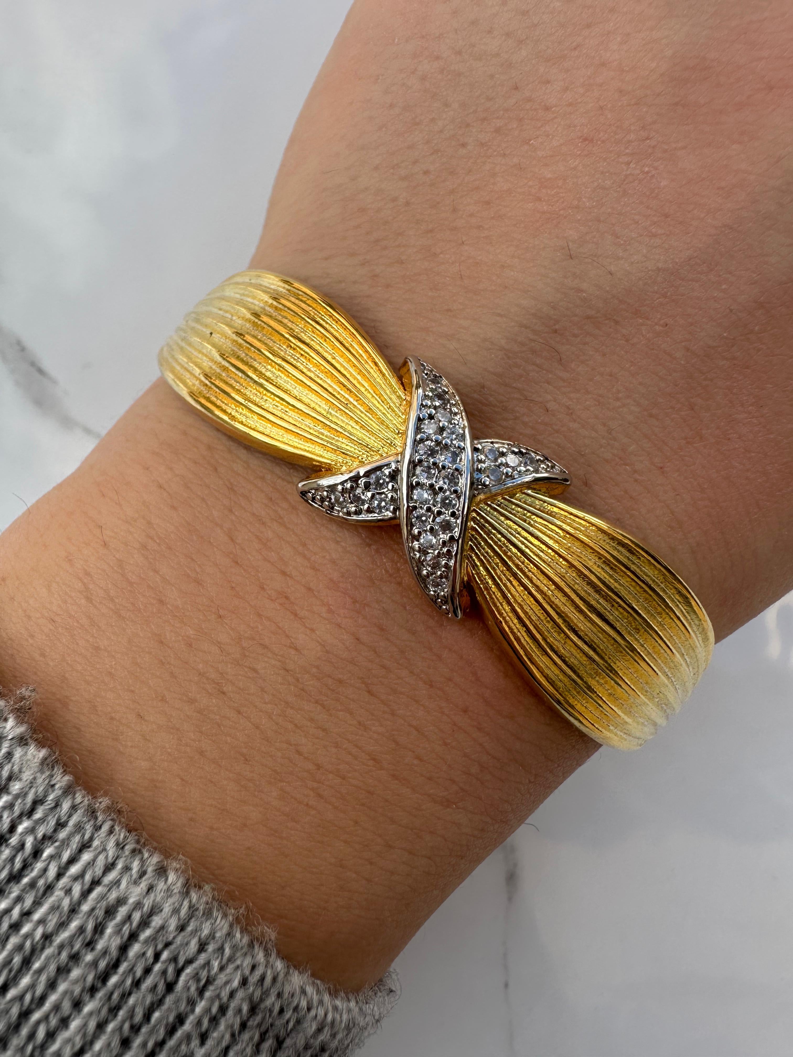 Bangle with zircon twist set
