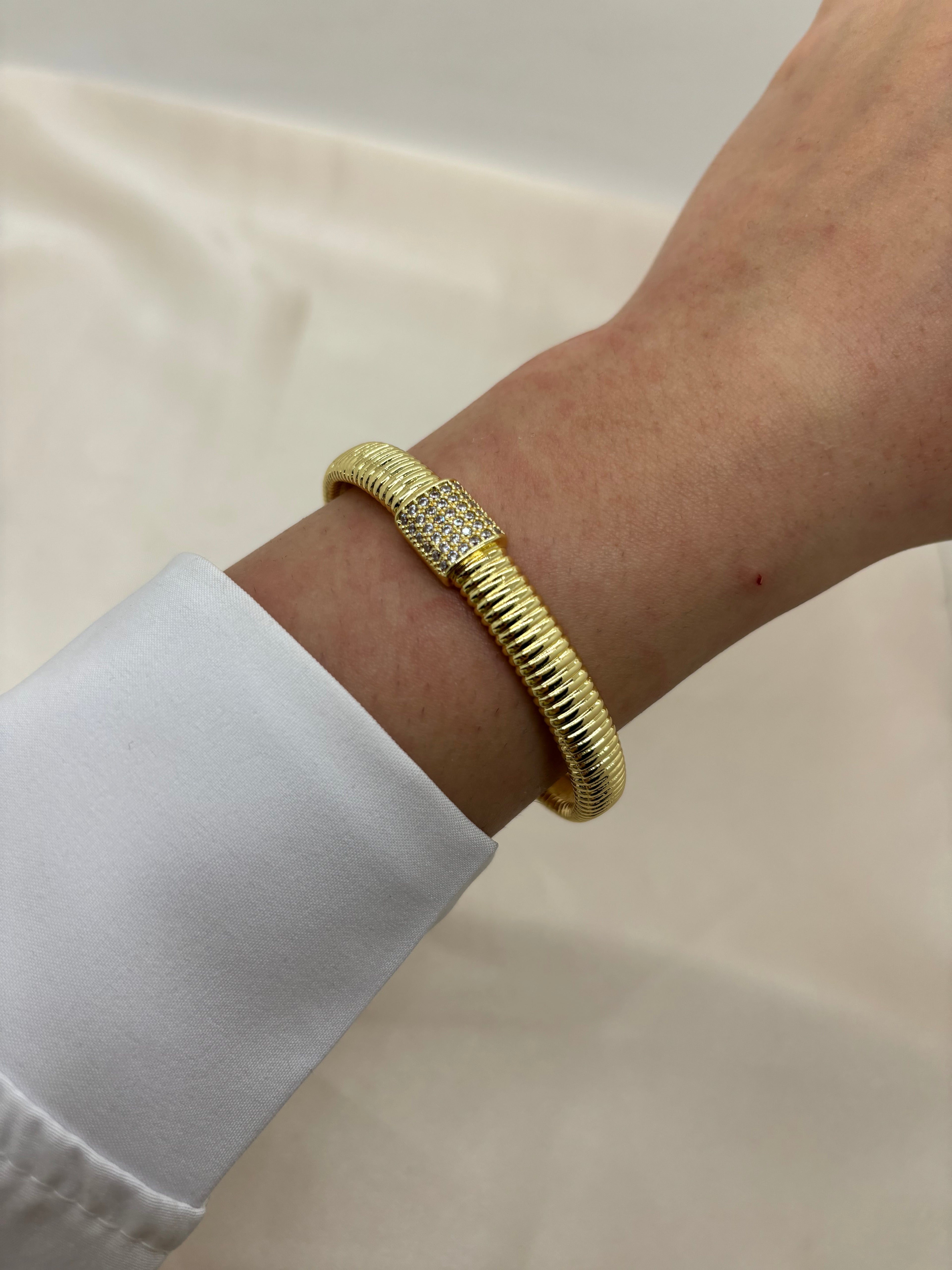 Simple zircon bangle
