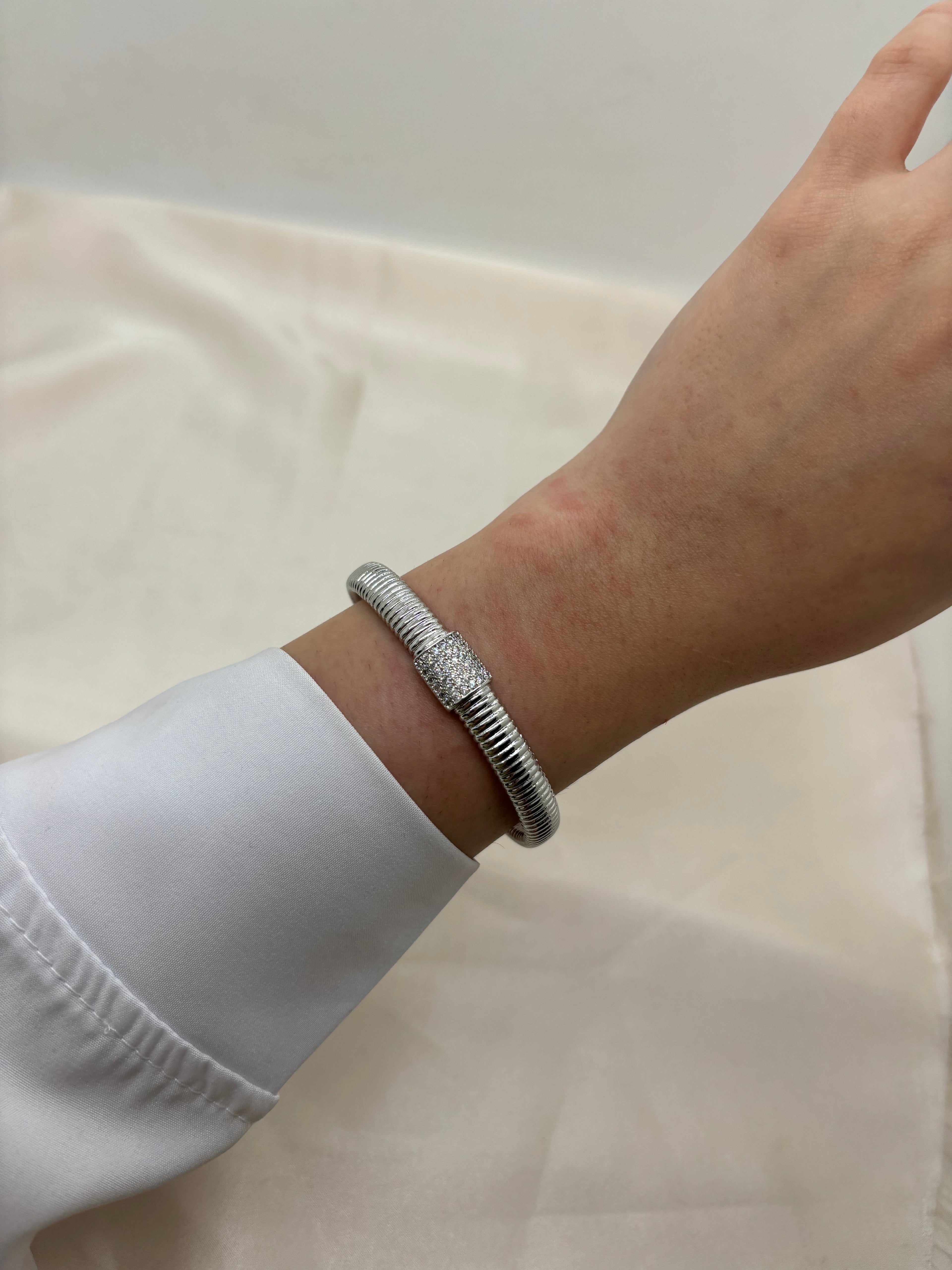 Simple zircon bangle