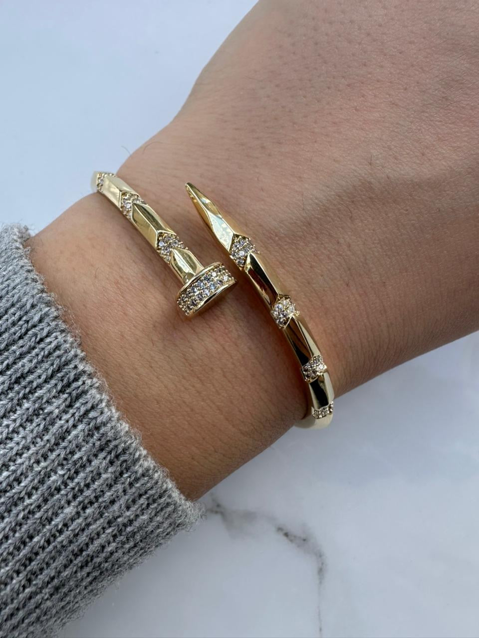 Cartier bangle v zircon