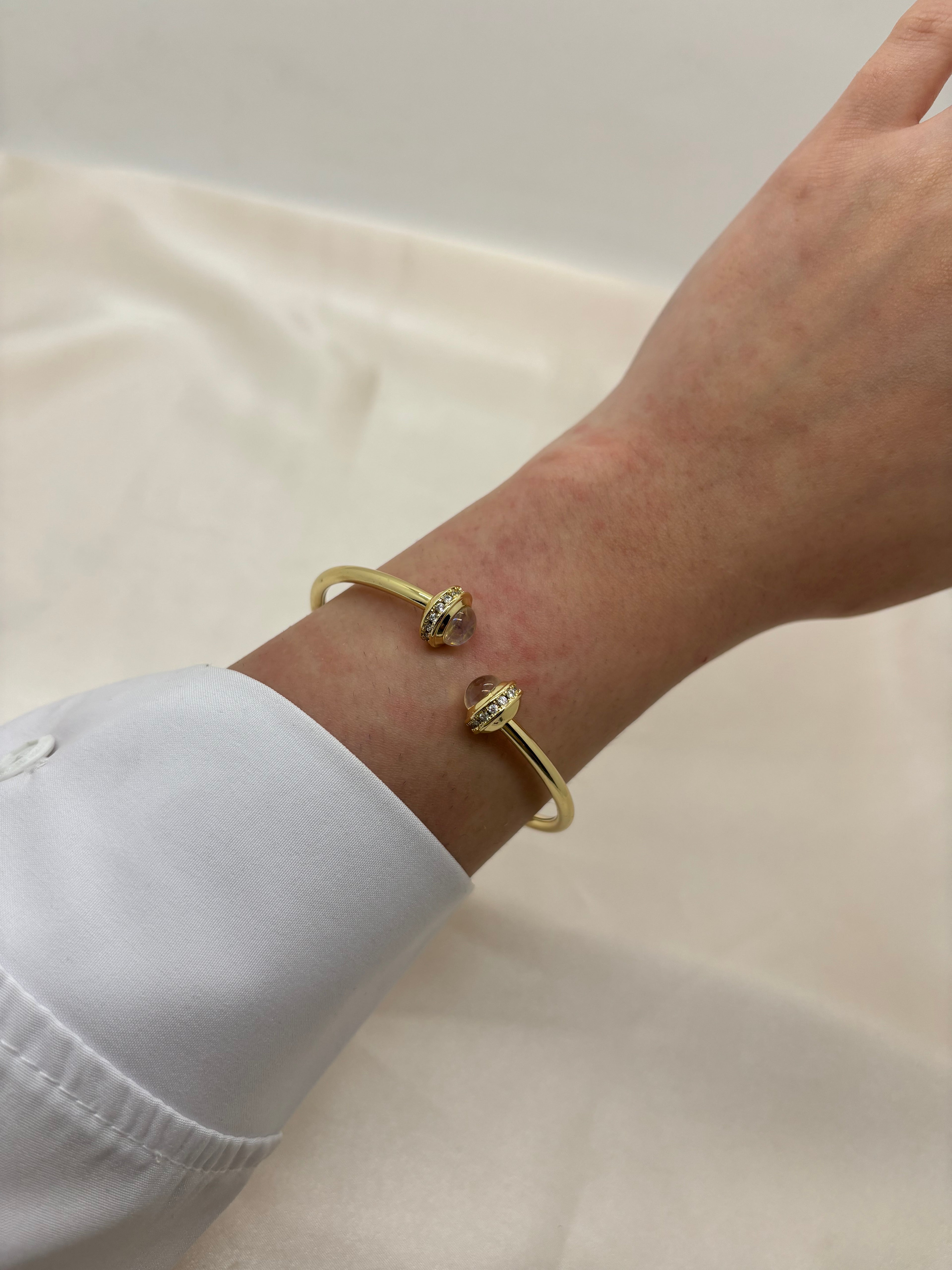 Colorful rounded bangle
