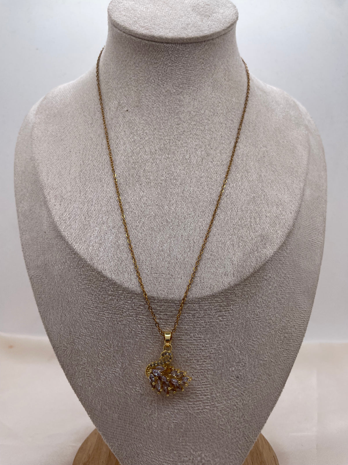 Glam Swan Necklace 2