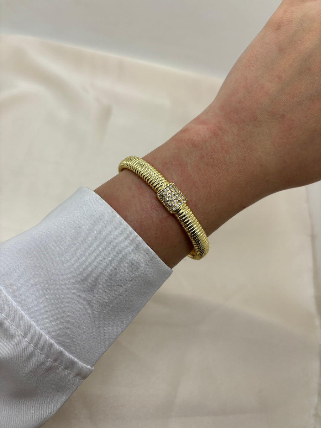 Simple zircon bangle