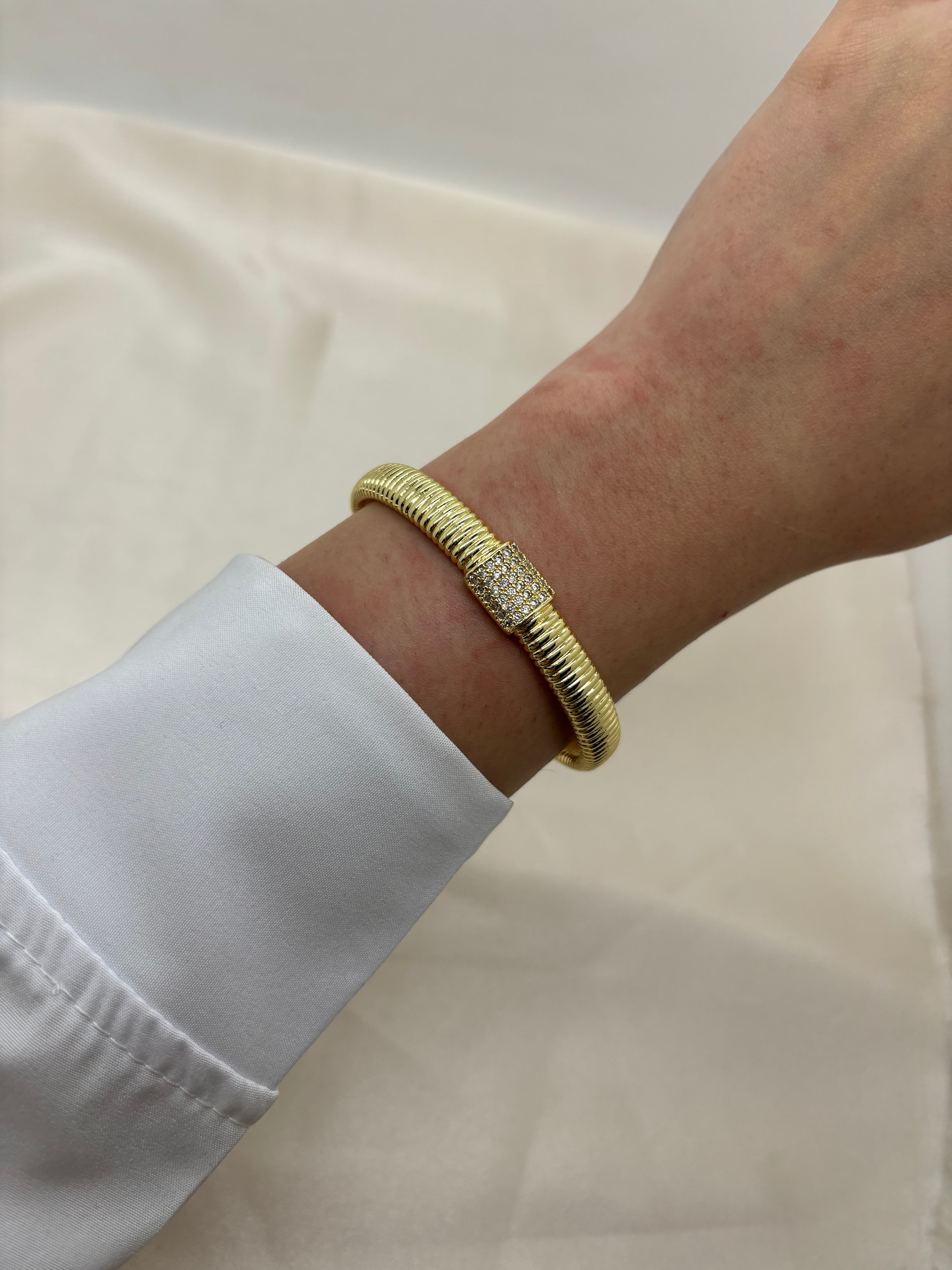Simple zircon bangle