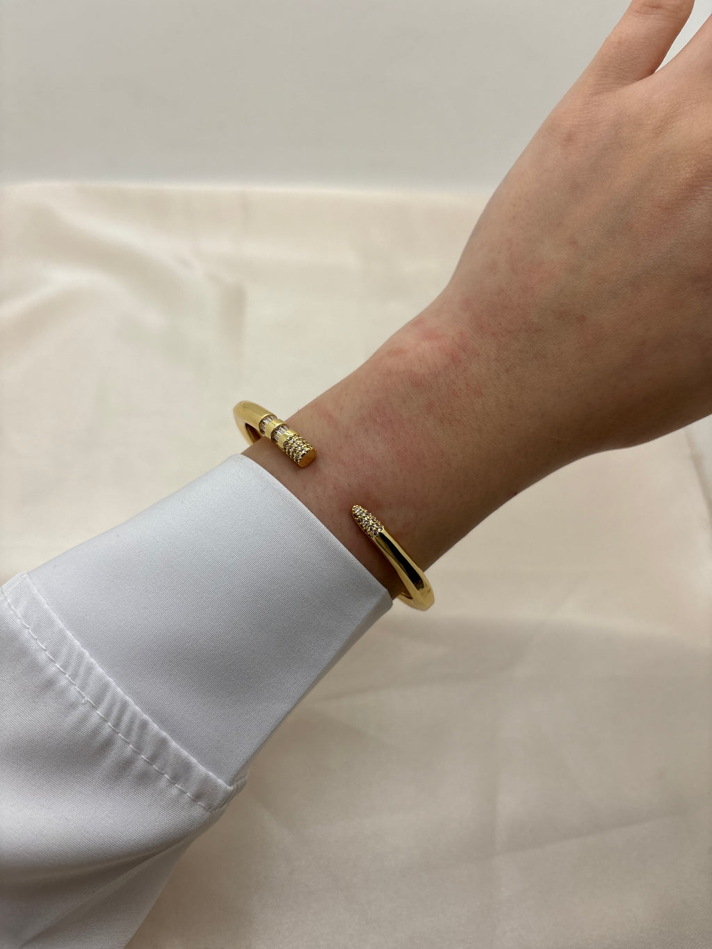 Pin colorful bangle