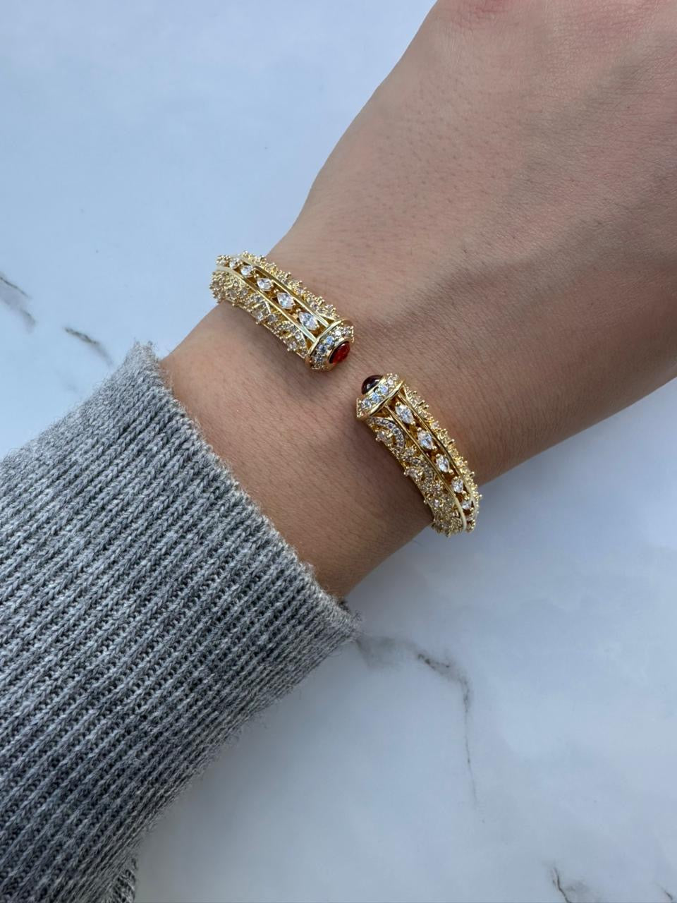 Unique bangle with zircon