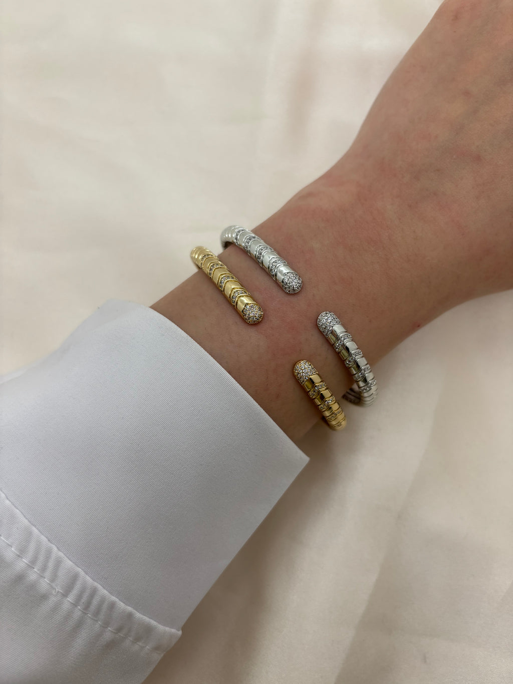 Minimal bangle with zircon