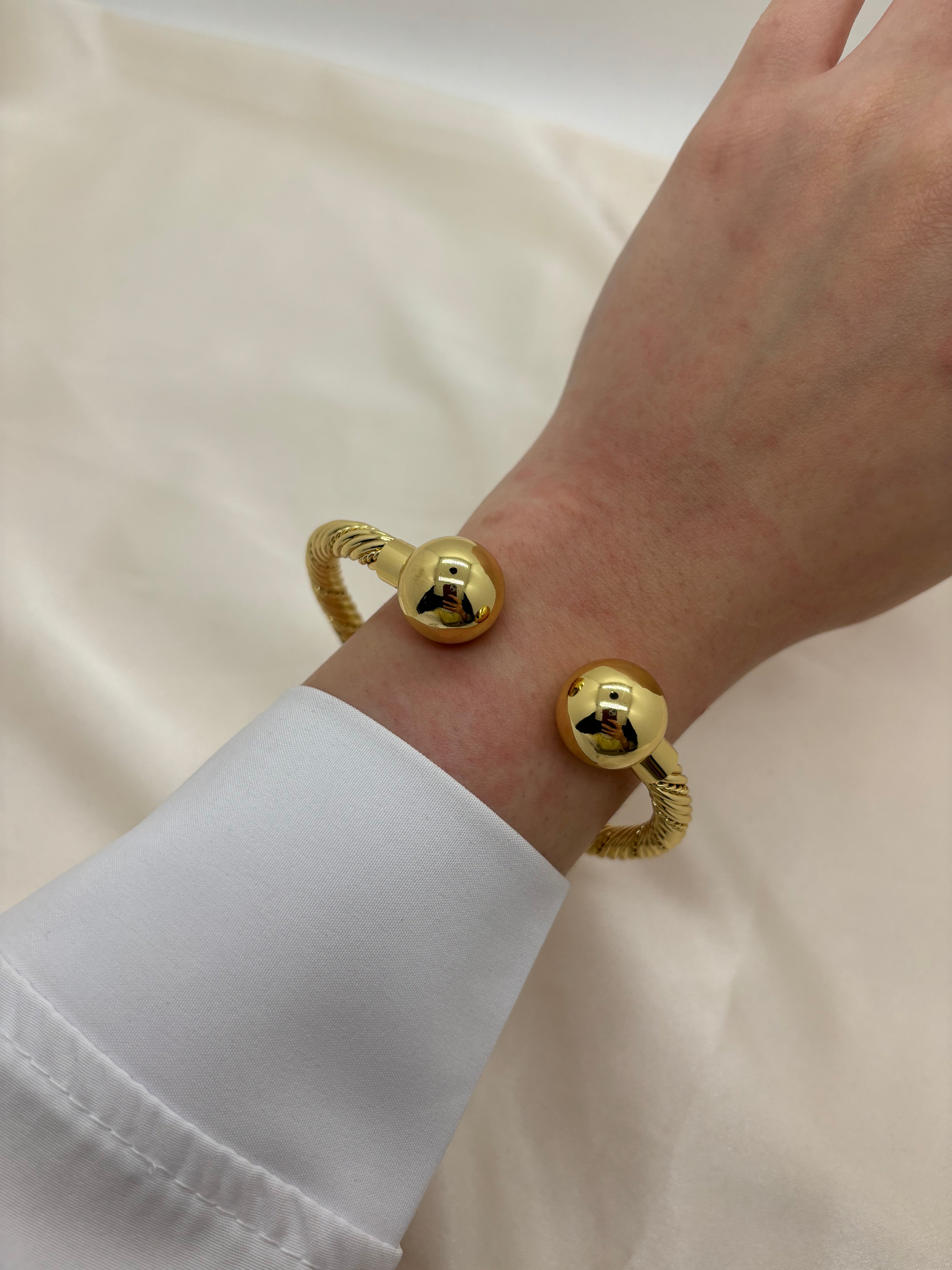 Rounded spiral bangle