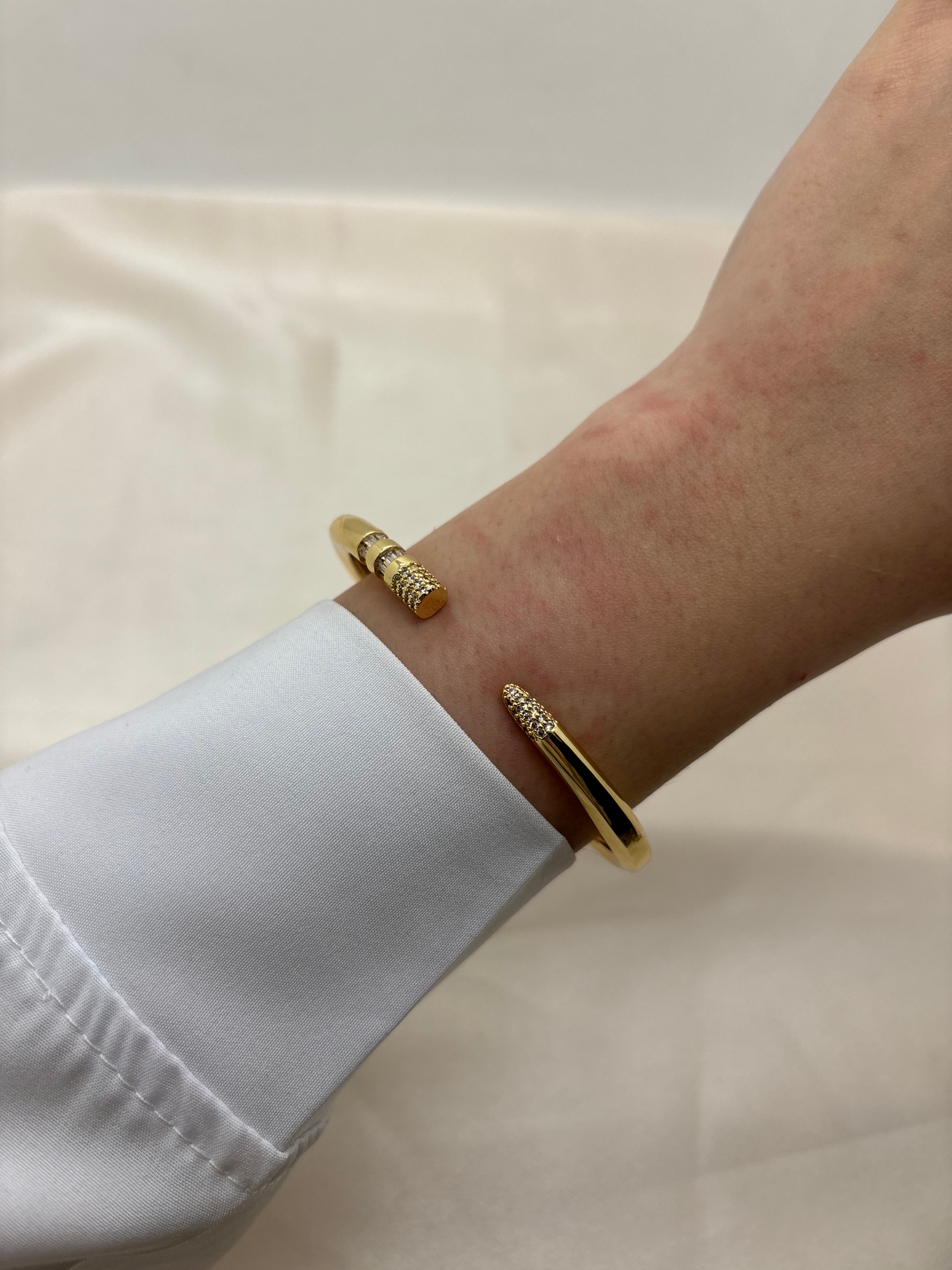 Pin colorful bangle