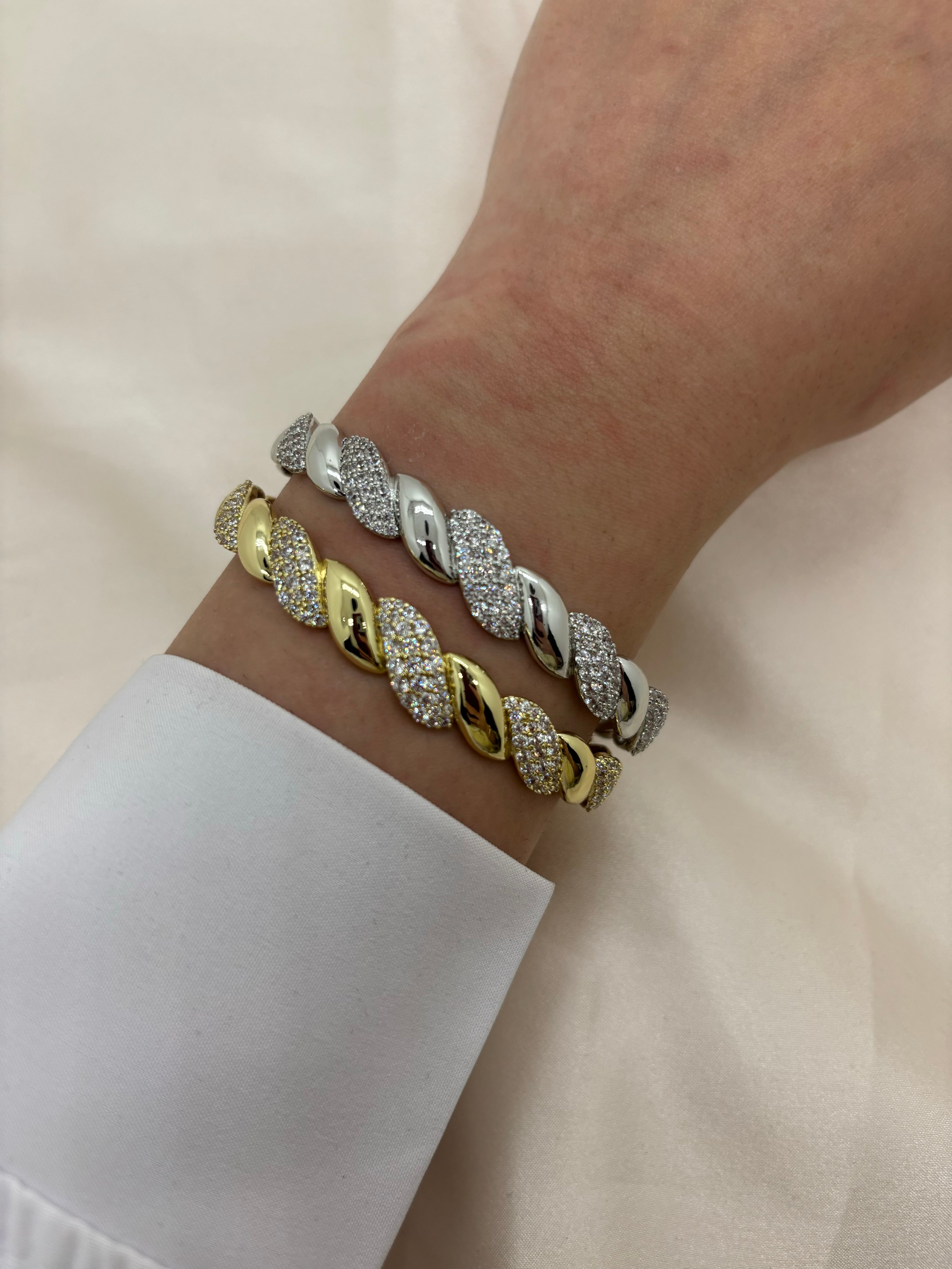 Classy zircon wavy bangle