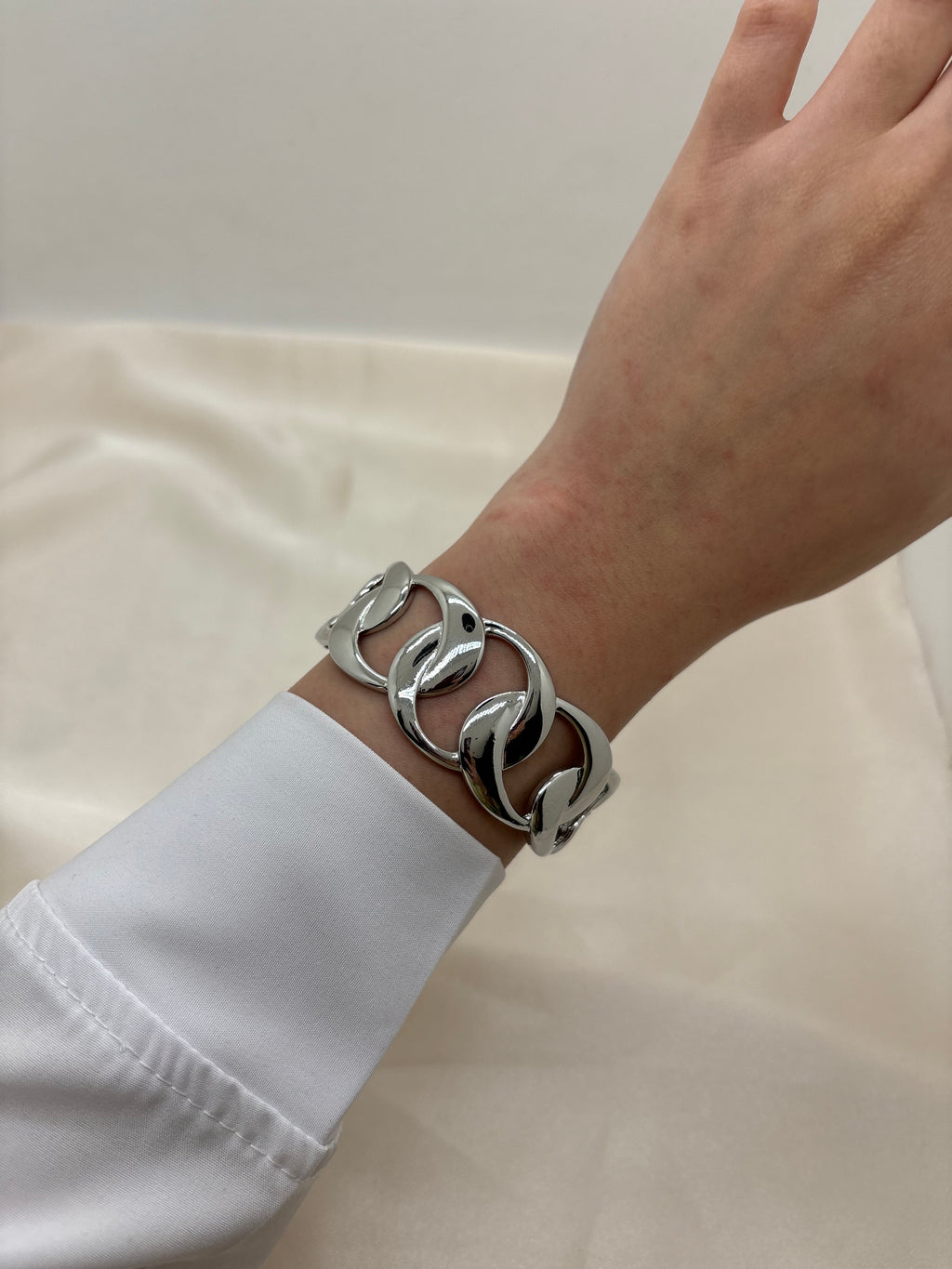 Wide chain bangle