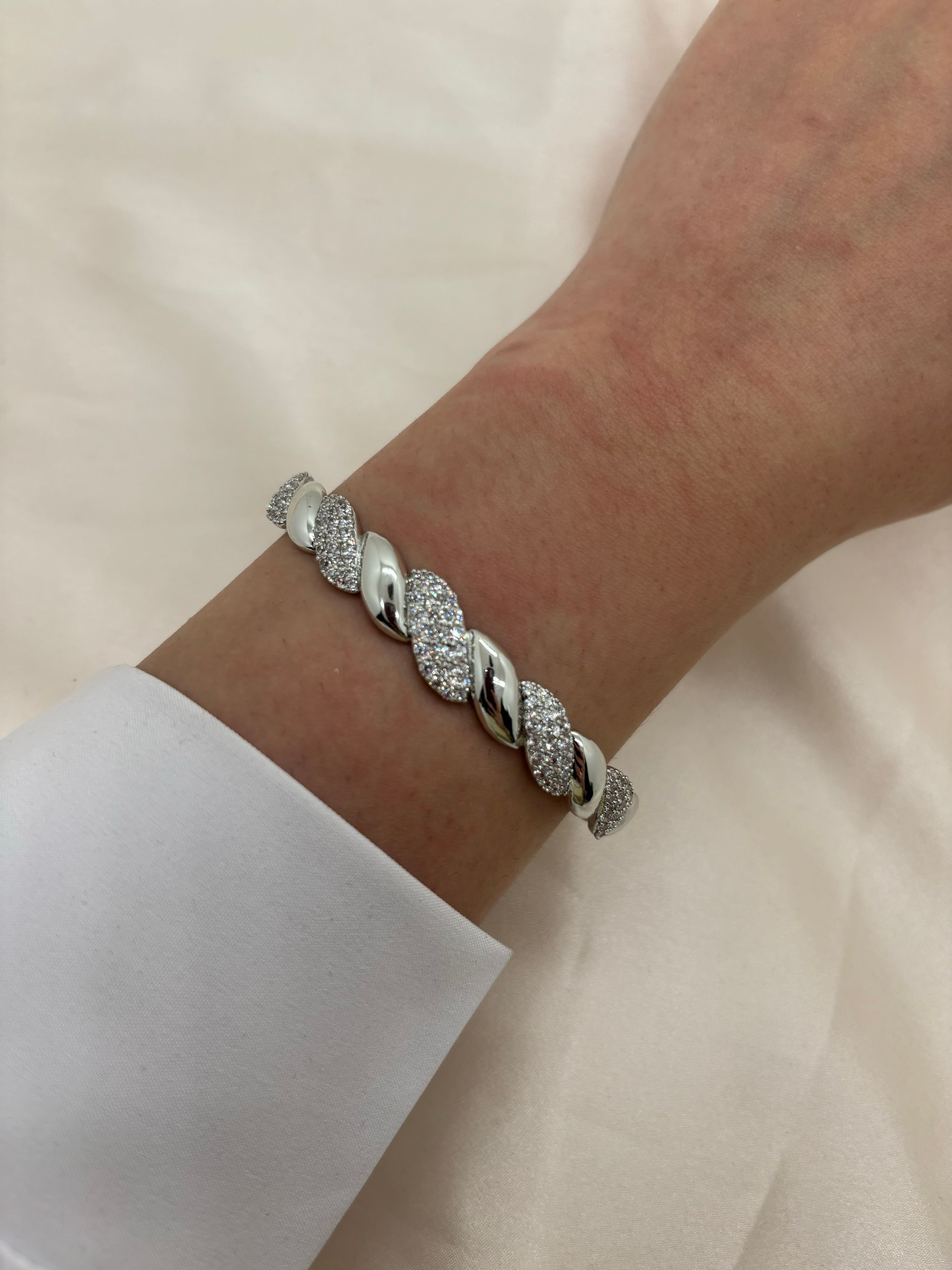 Classy zircon wavy bangle