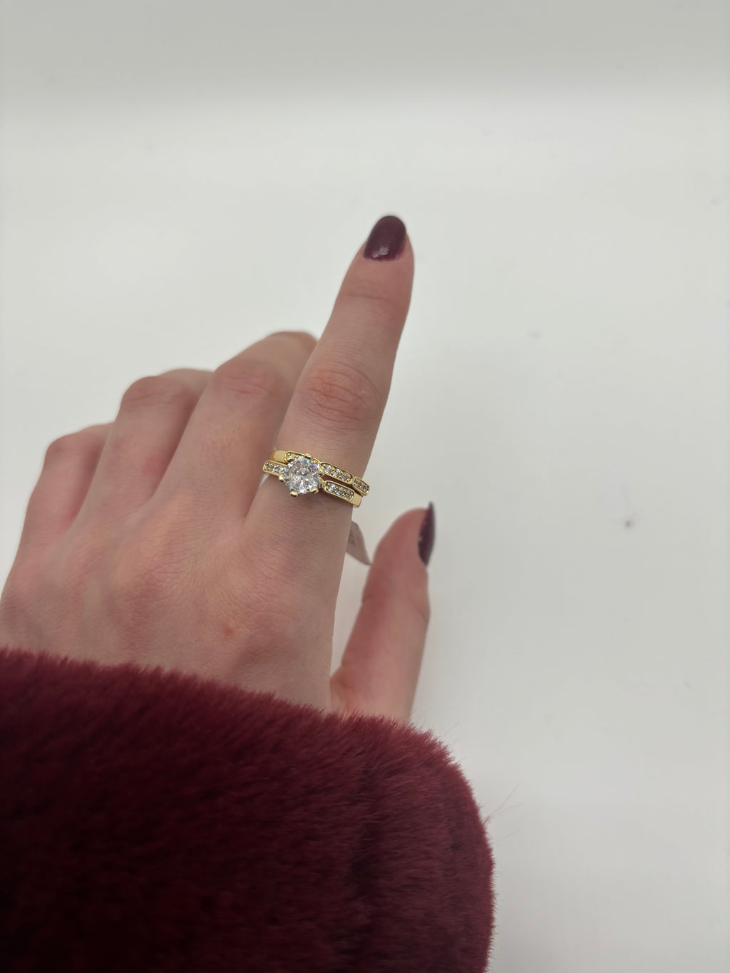 Circle solitaire ring