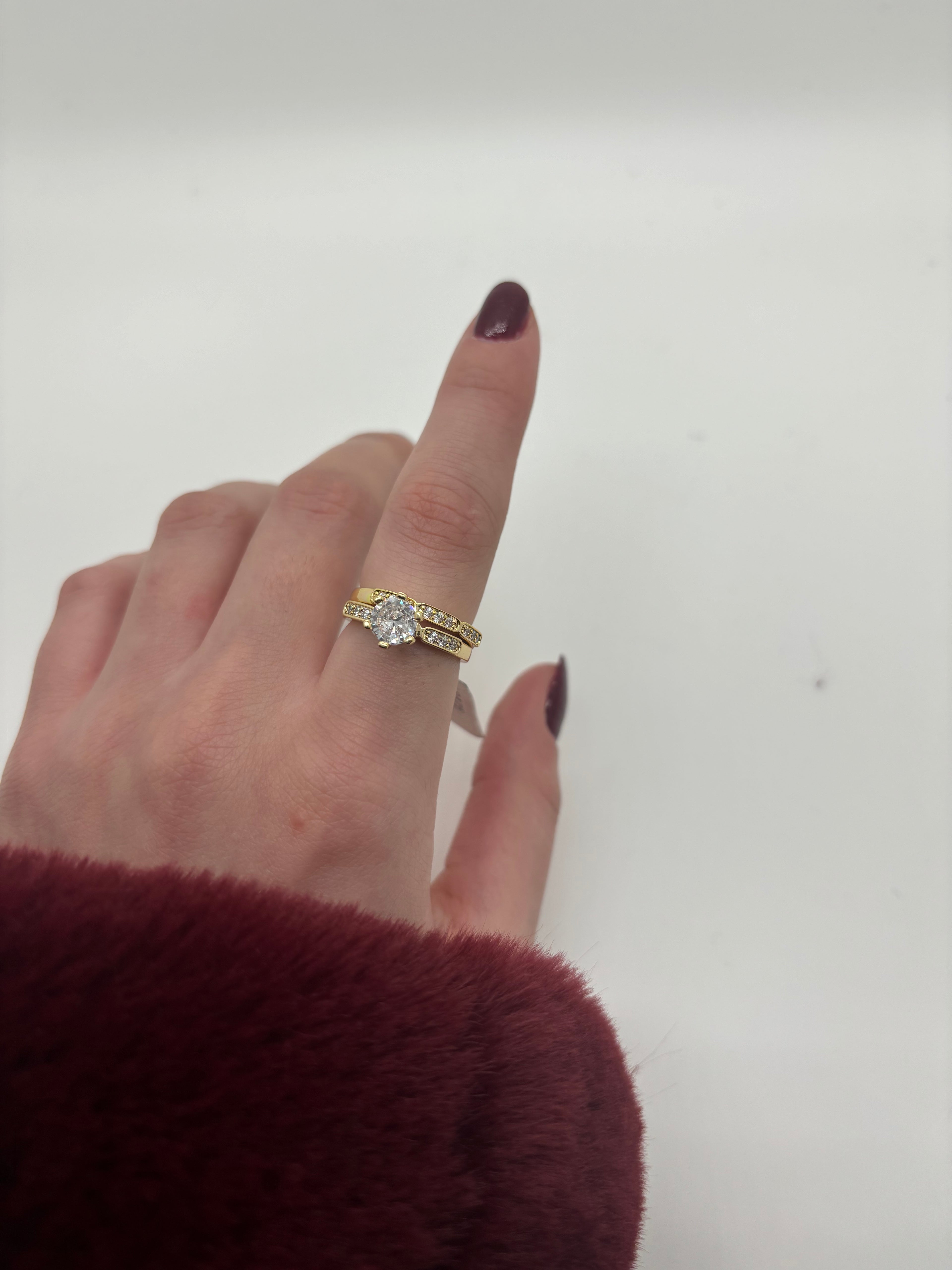 Circle solitaire ring