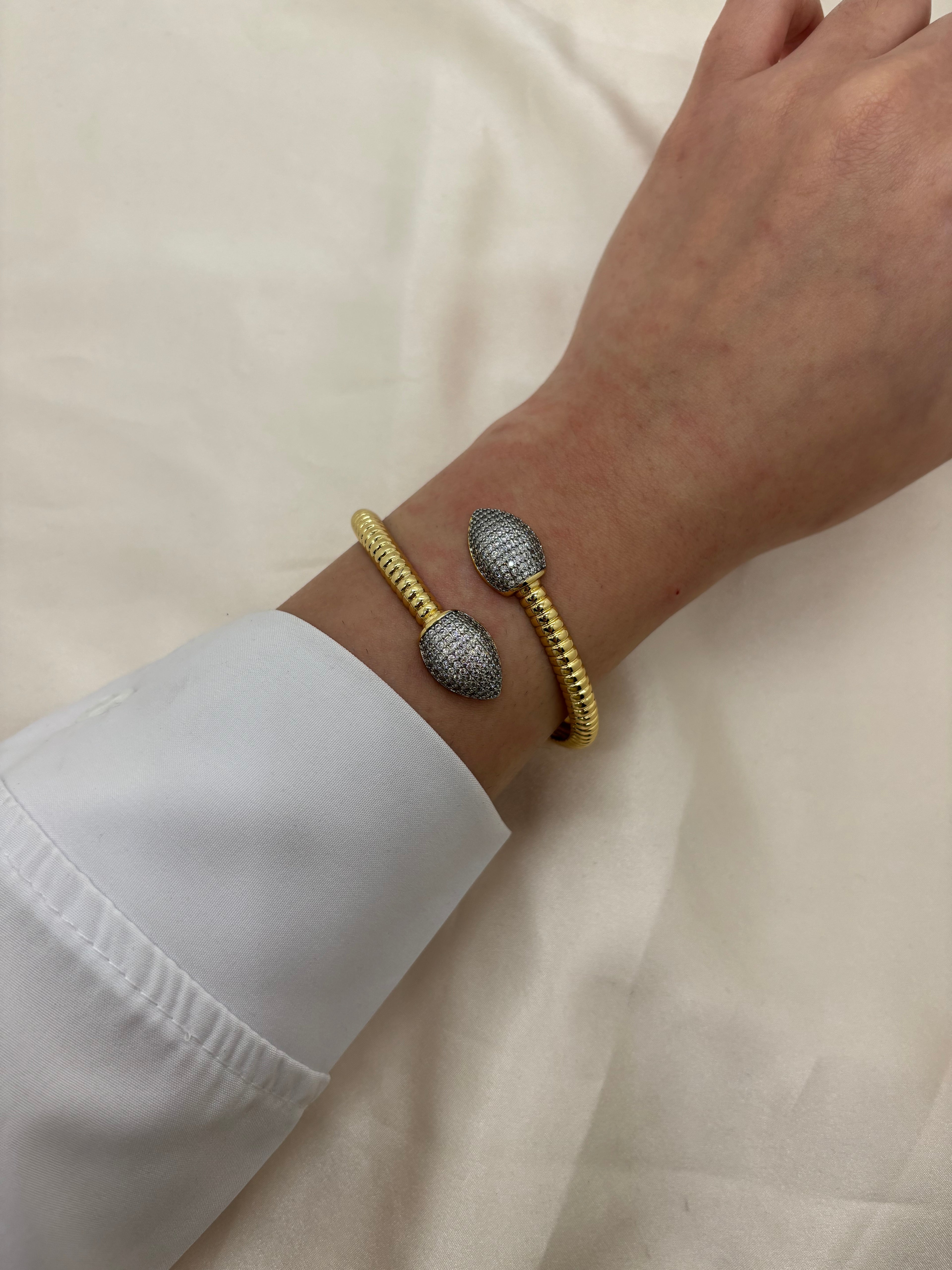 Minimal spiral bangle