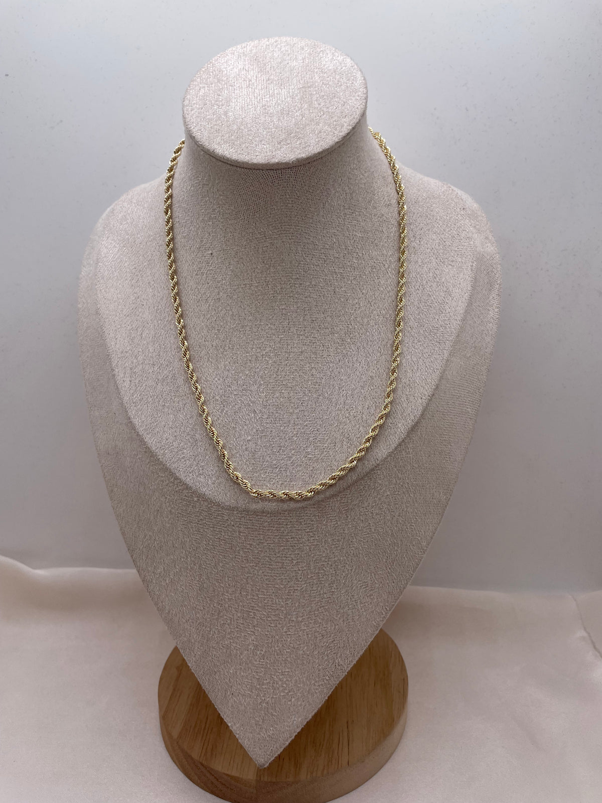 Short Twisted Necklace