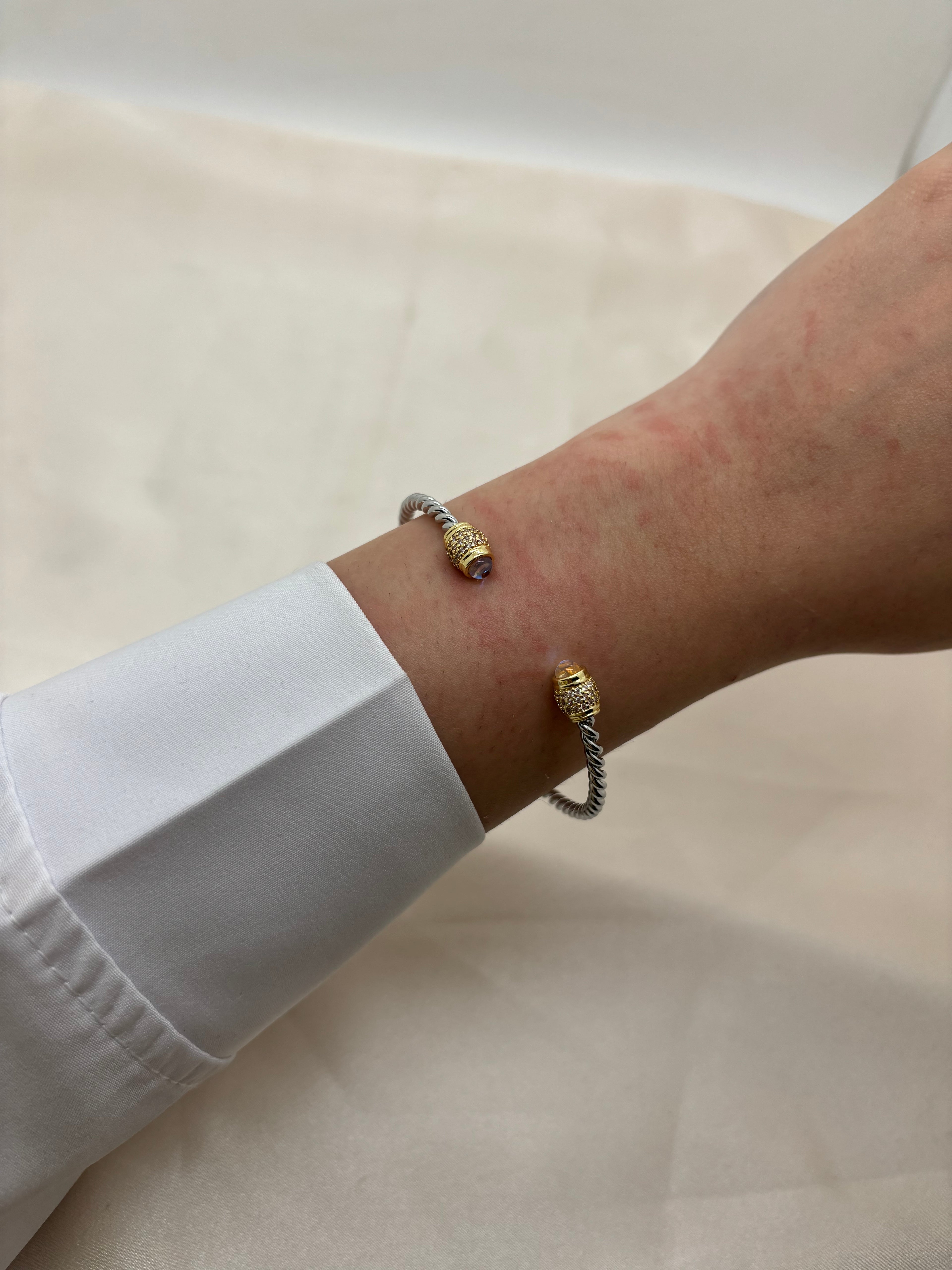 Minimal bangle