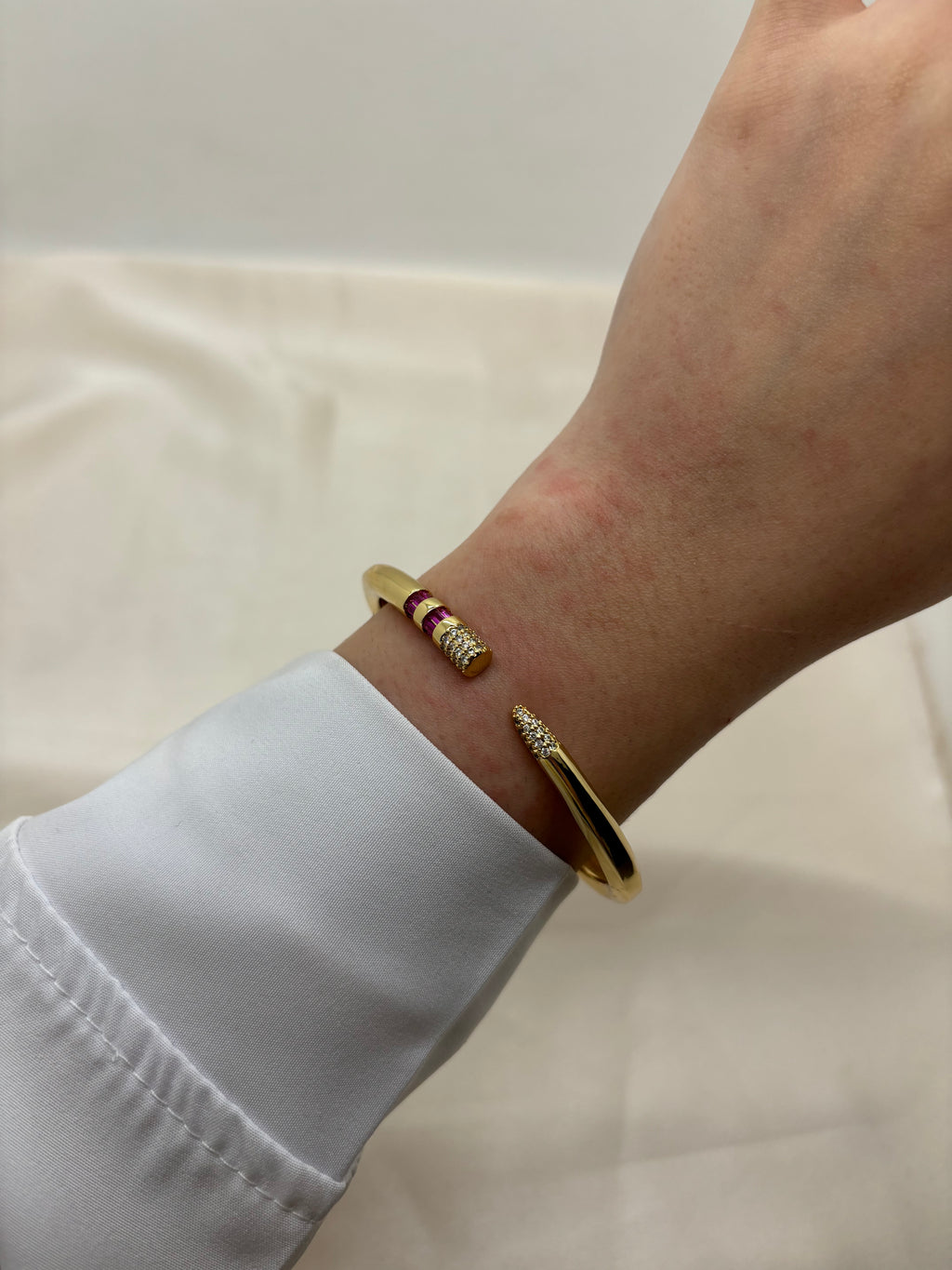 Pin colorful bangle