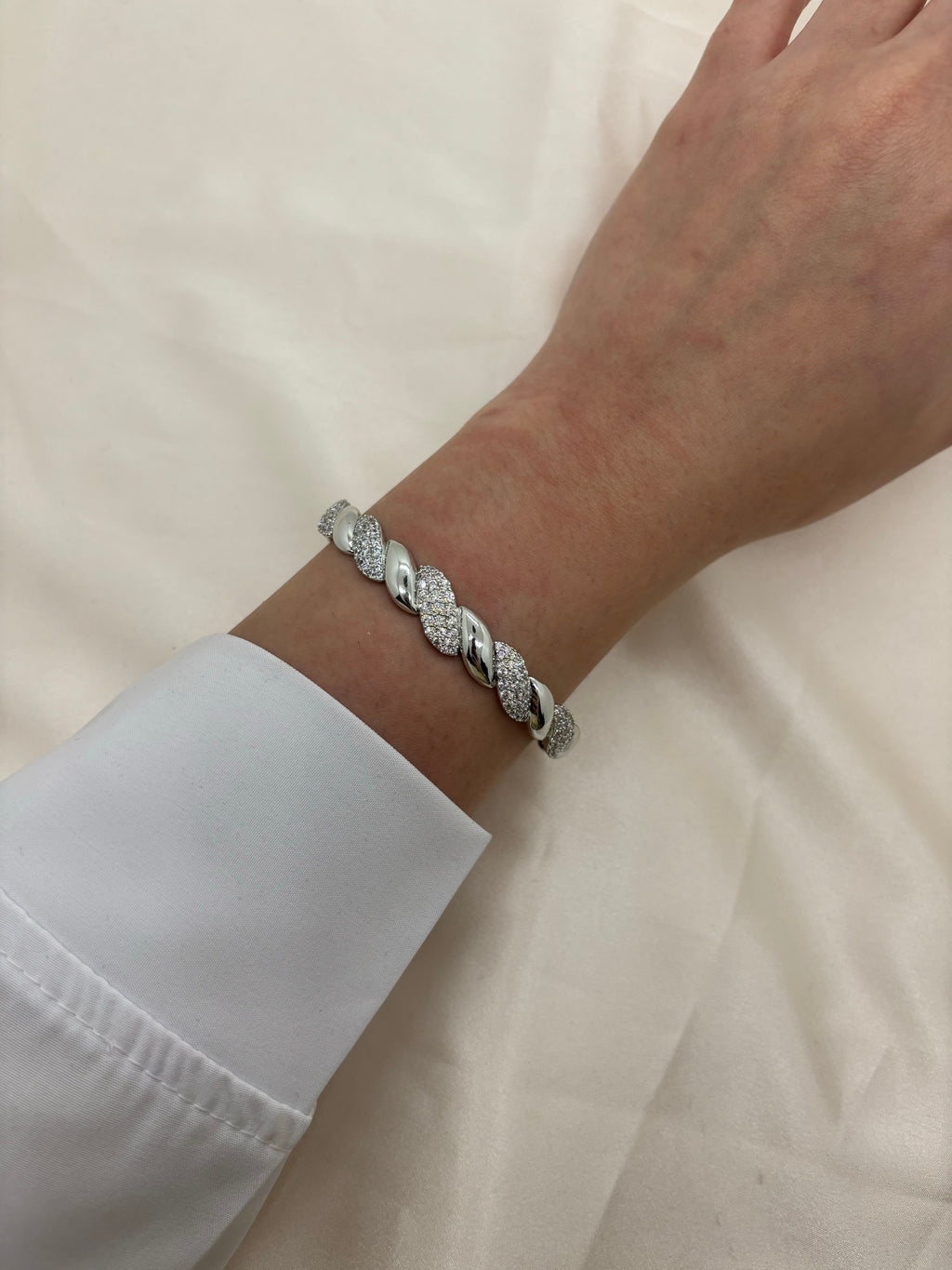 Classy zircon wavy bangle