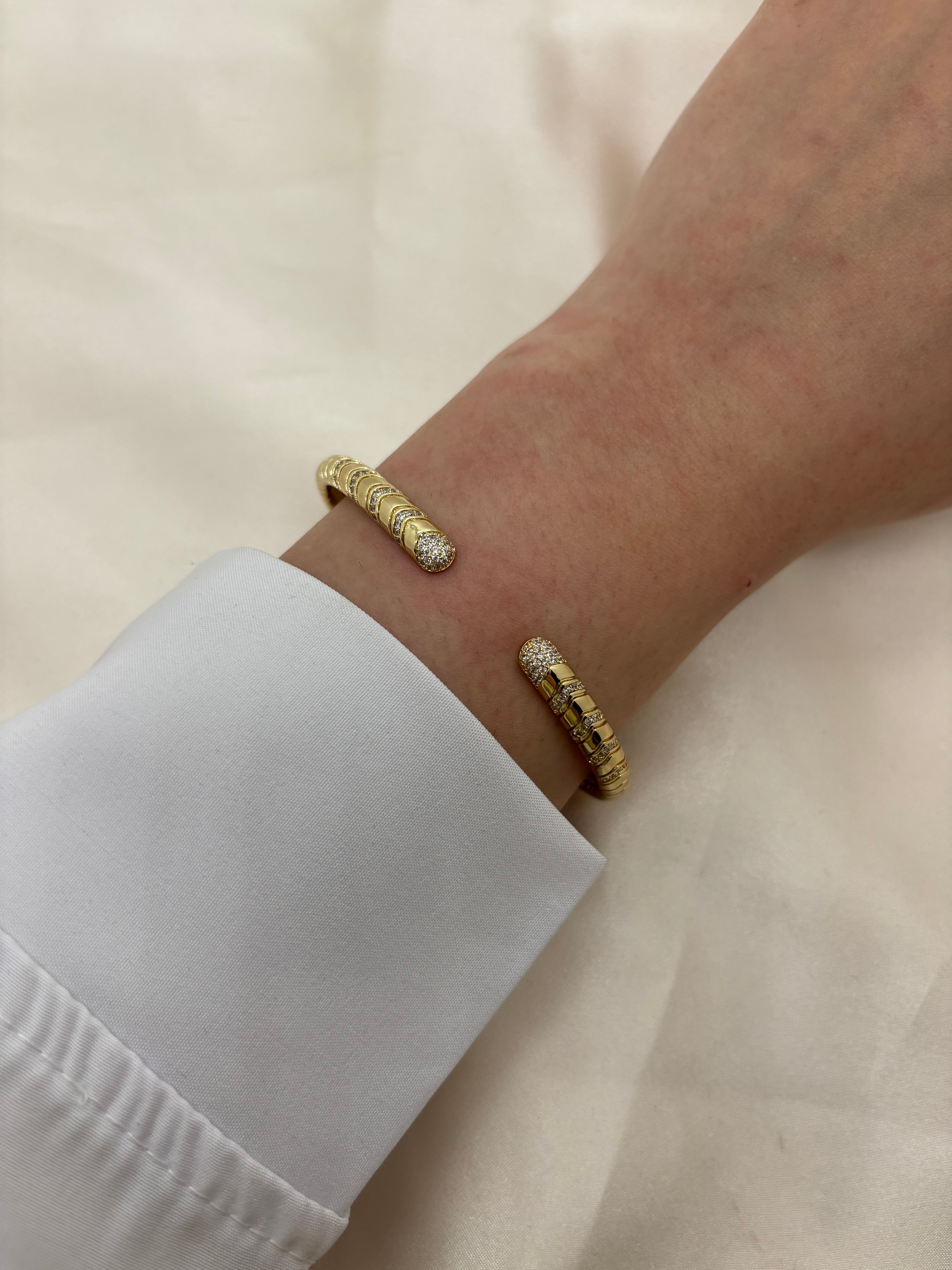 Minimal bangle with zircon