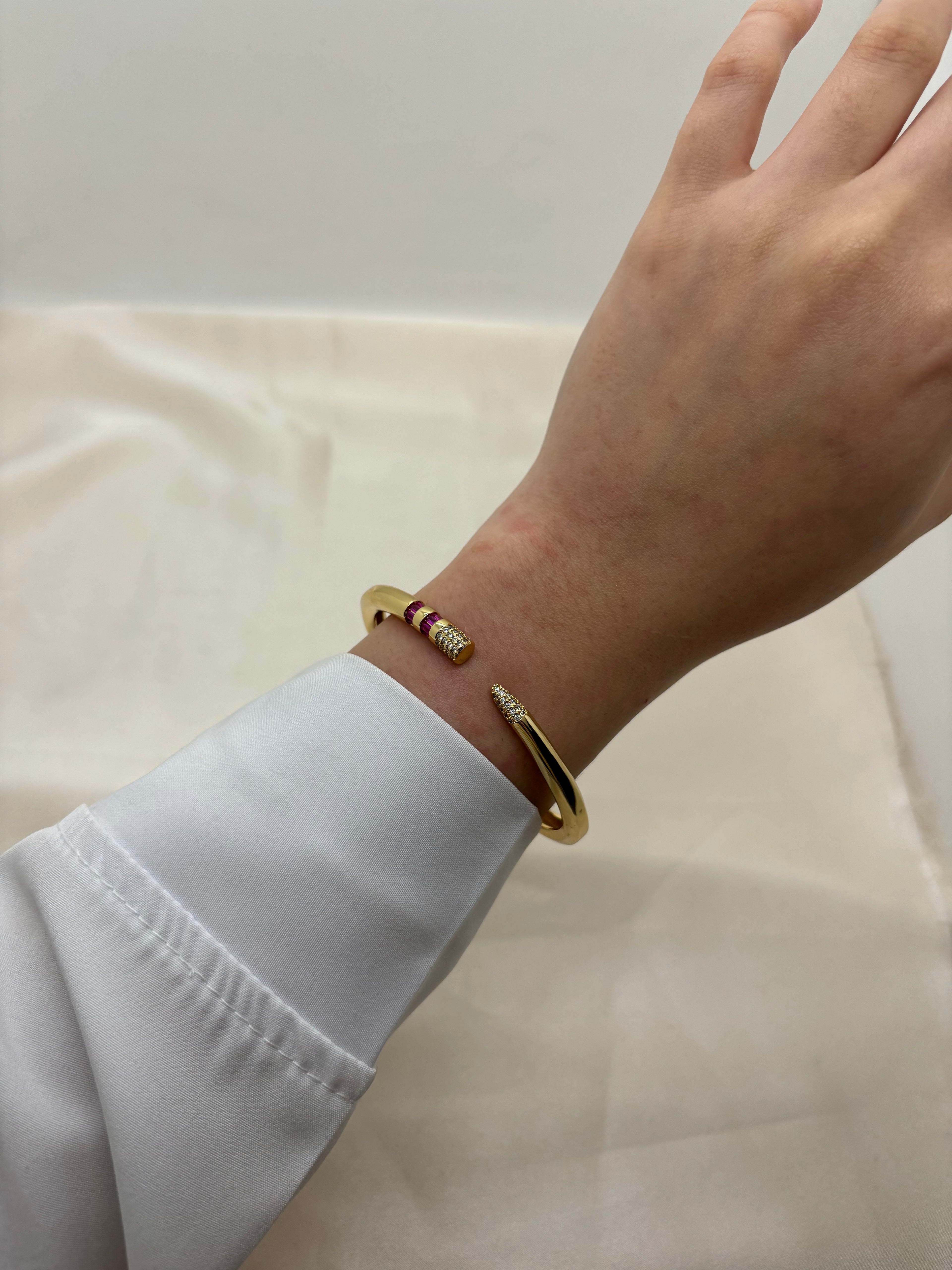 Pin colorful bangle