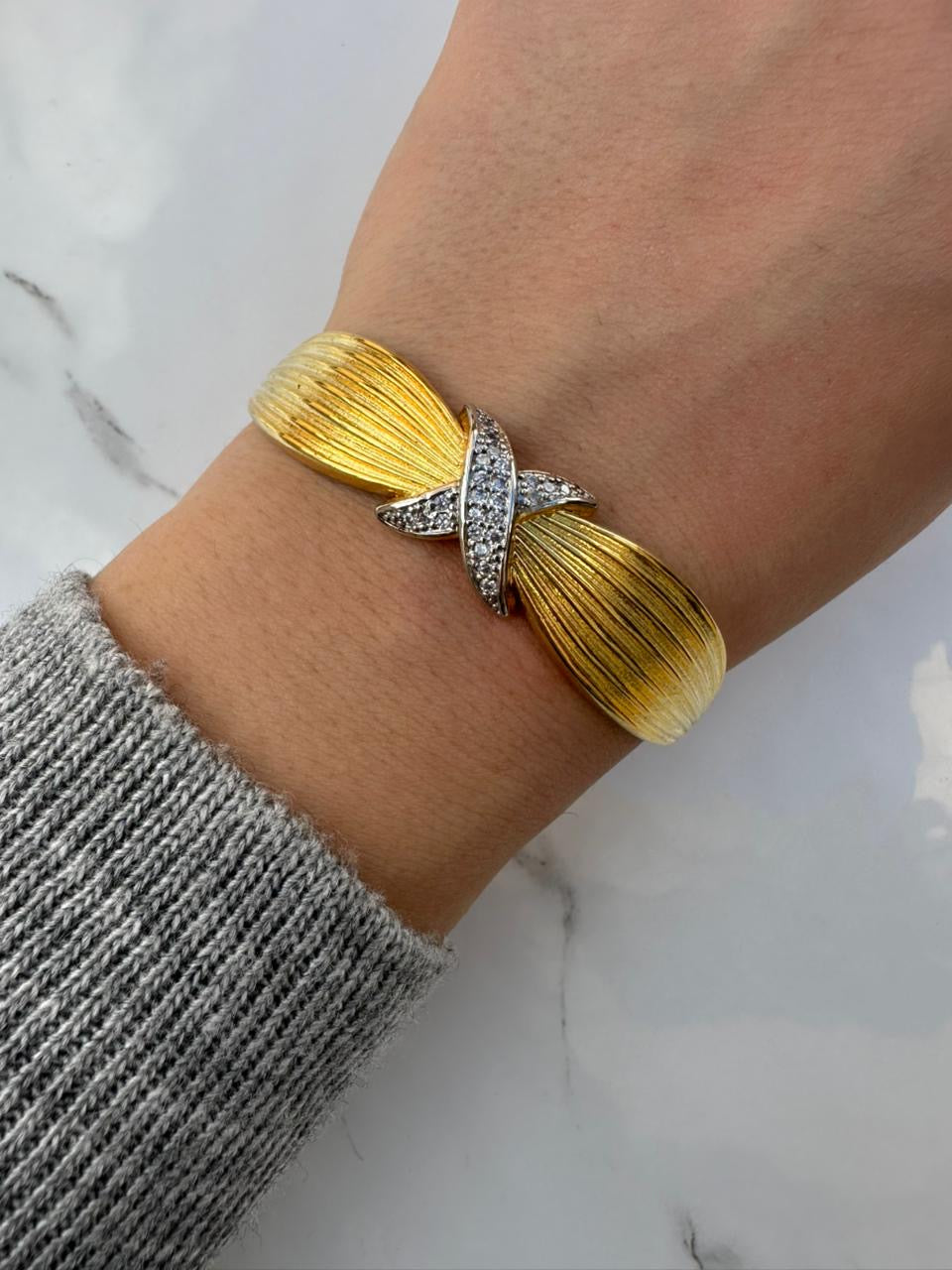 Bangle with zircon twist set