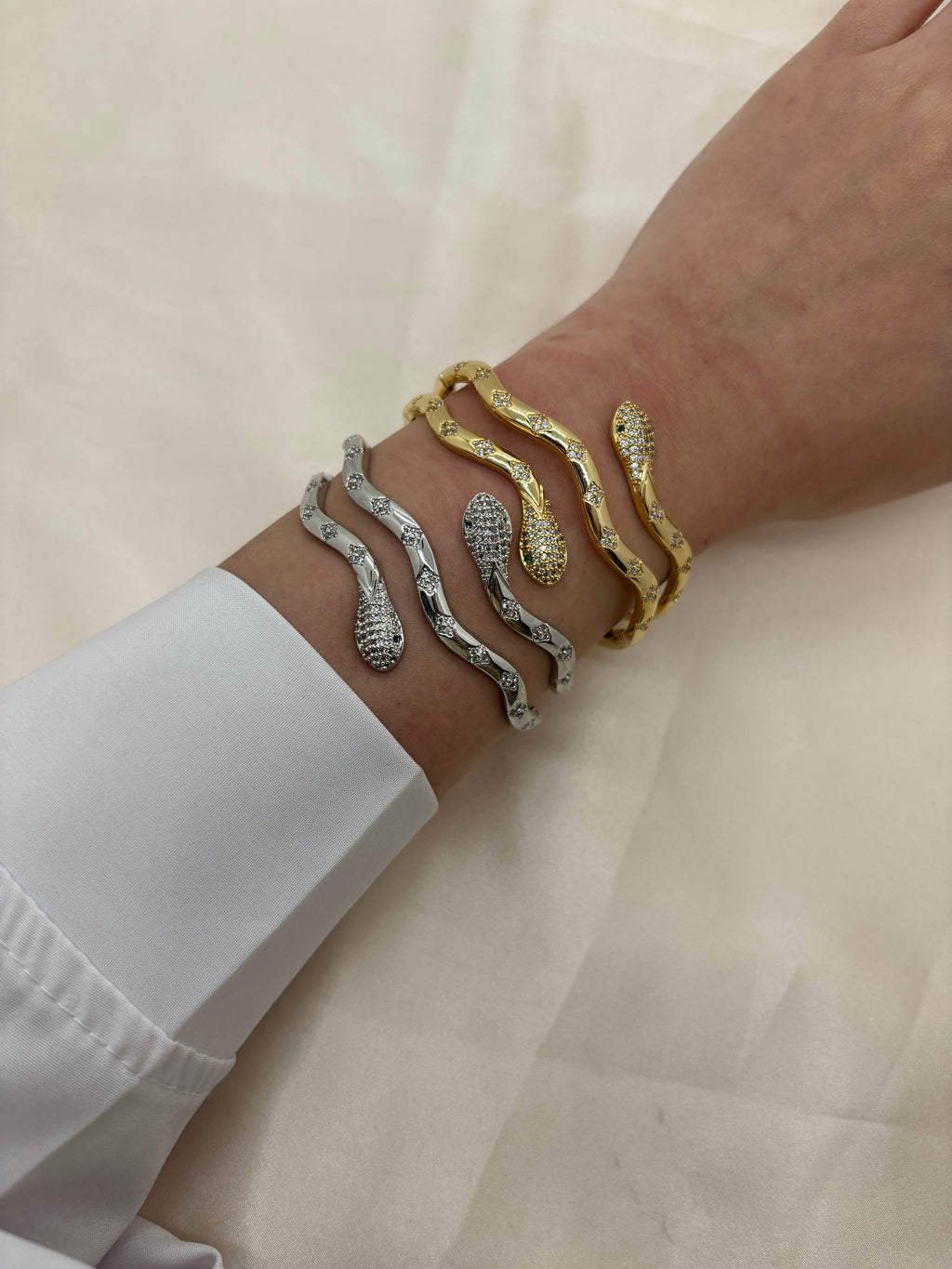 Multi waves snake bangle