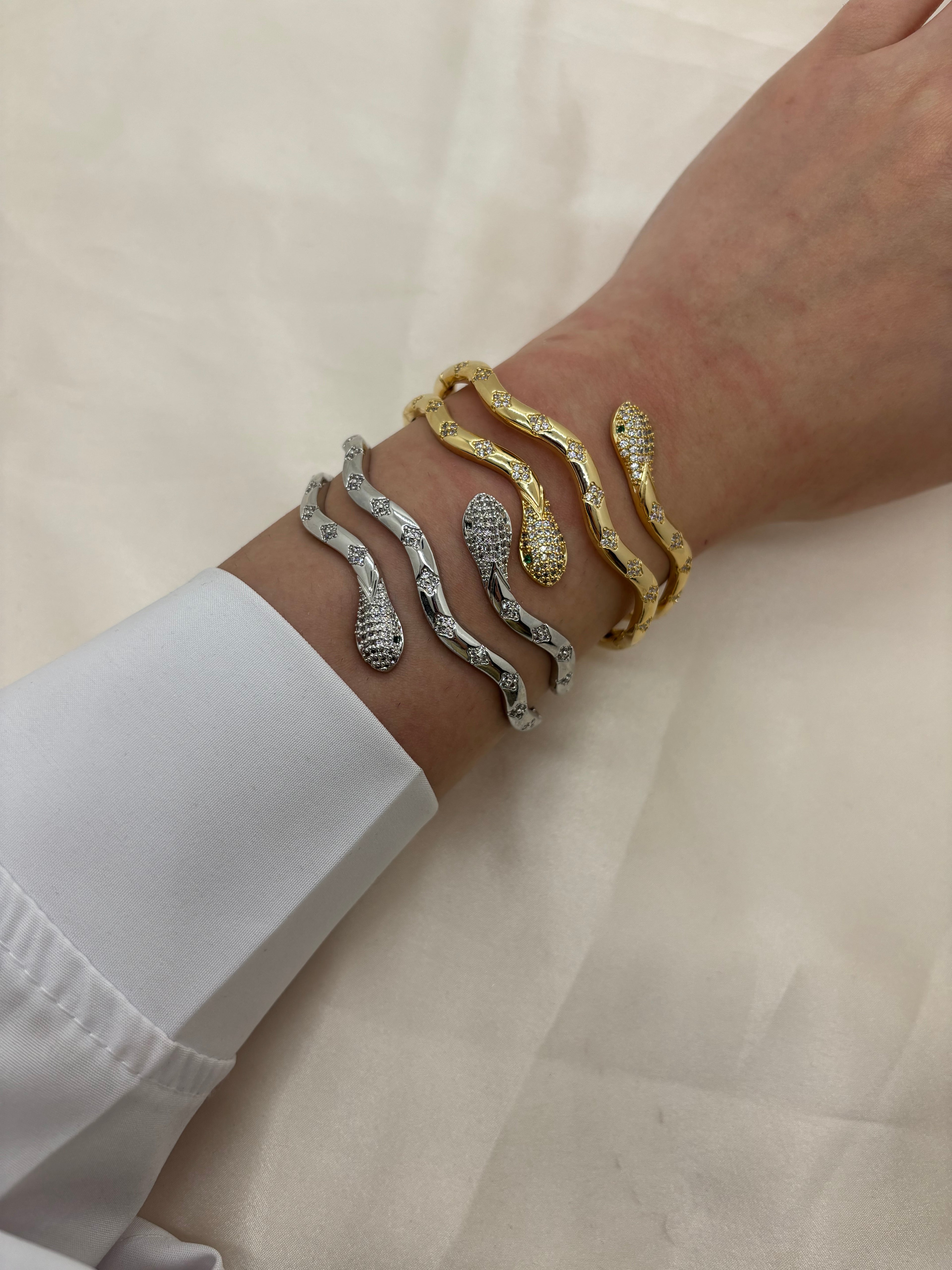 Multi waves snake bangle