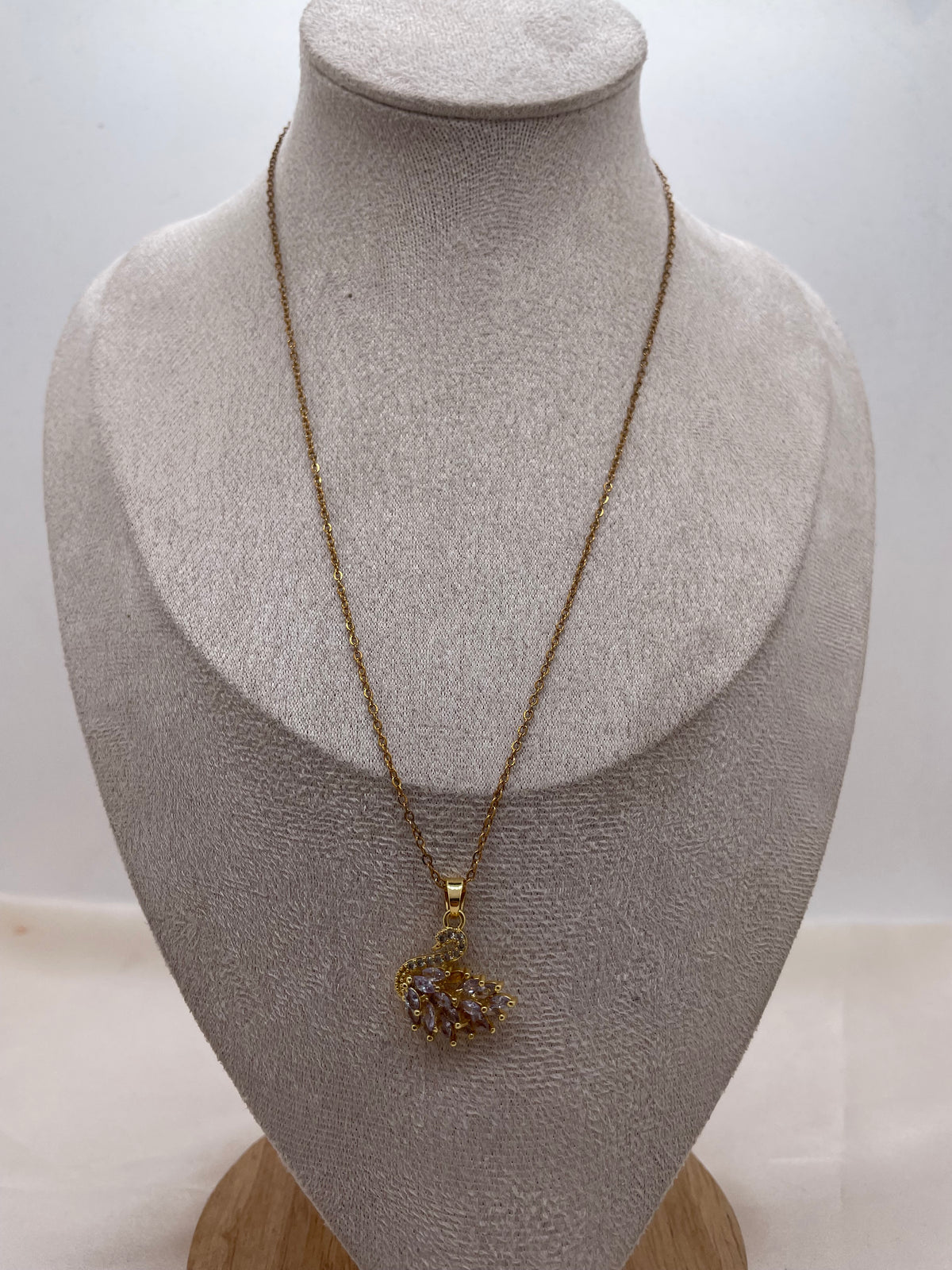 Glam Swan Necklace 2