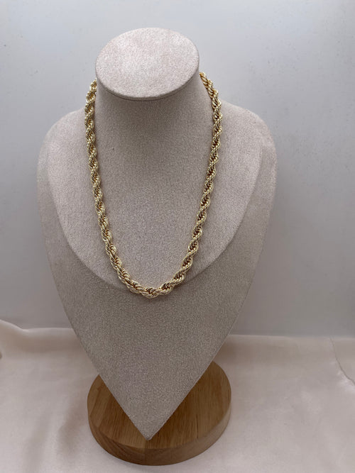 Short Twisted Necklace
