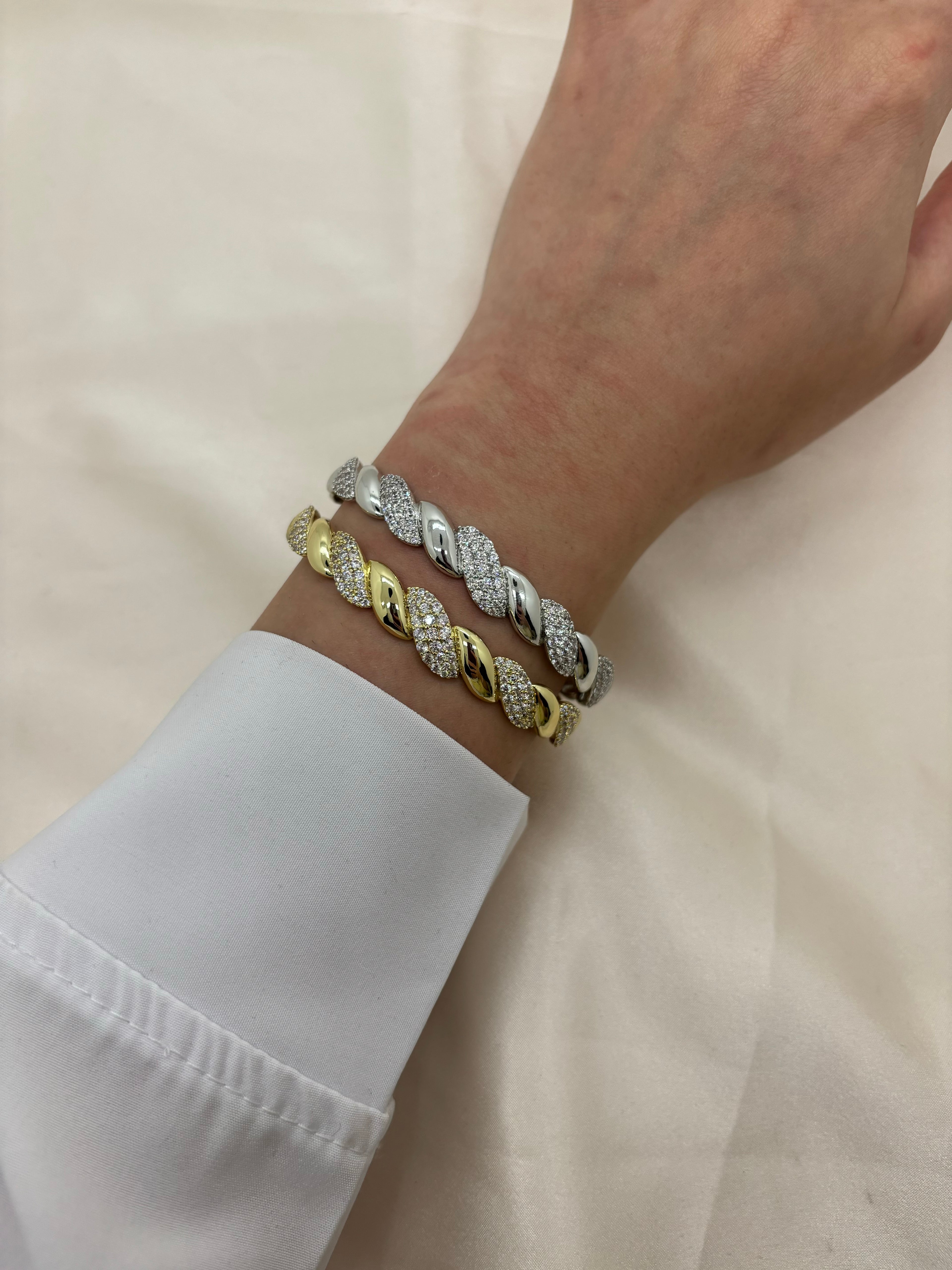 Classy zircon wavy bangle