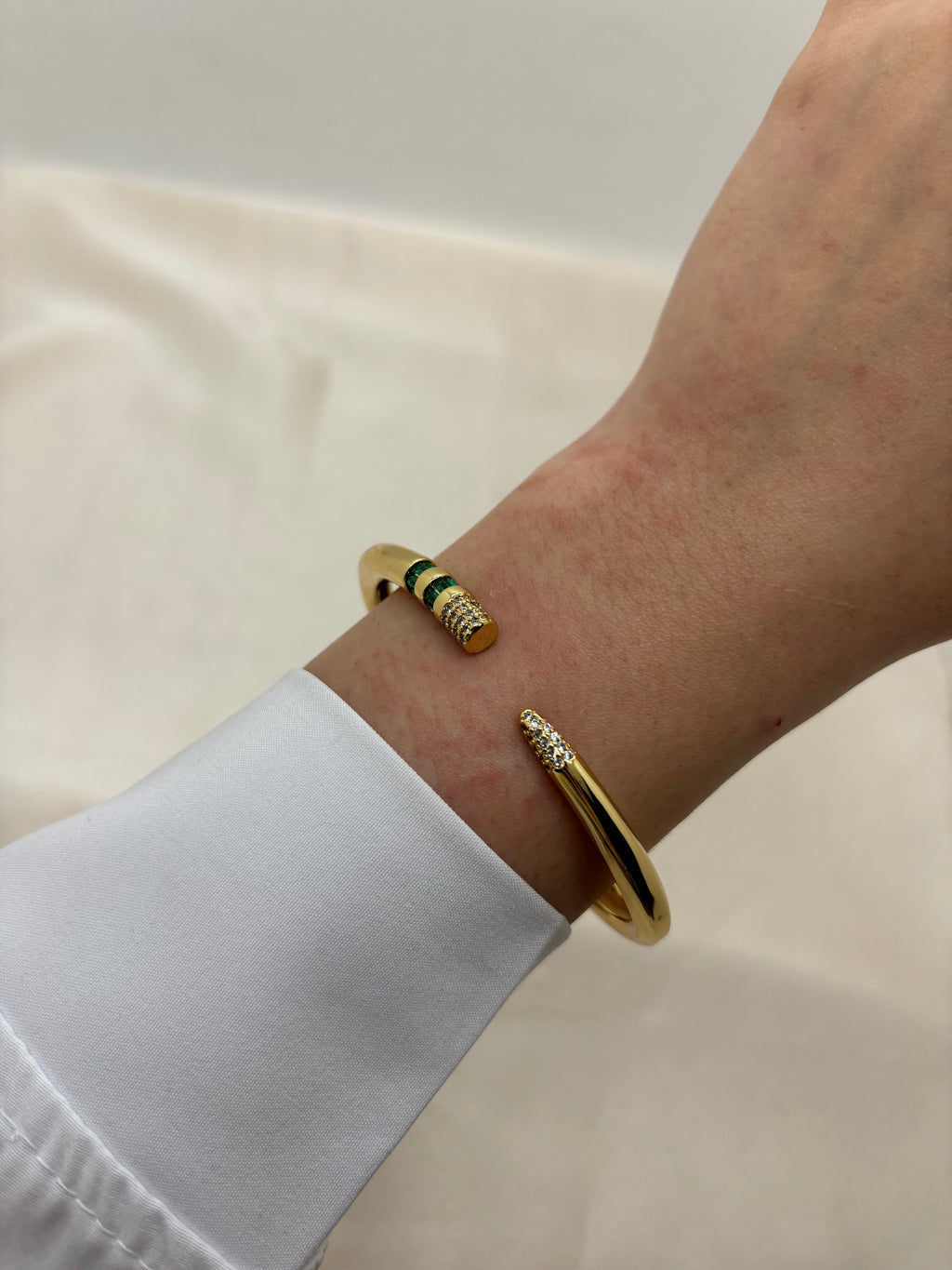 Pin colorful bangle
