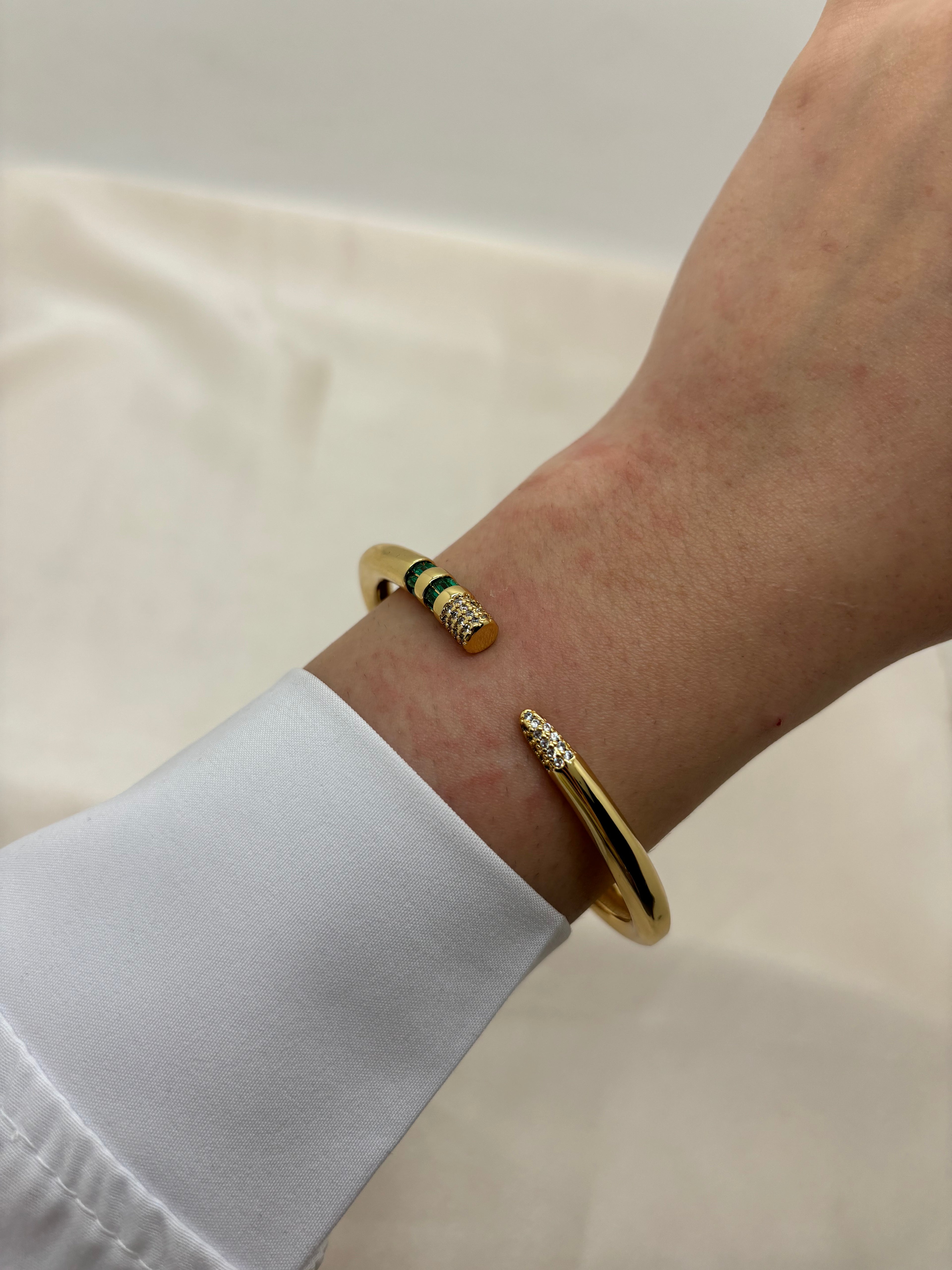 Pin colorful bangle