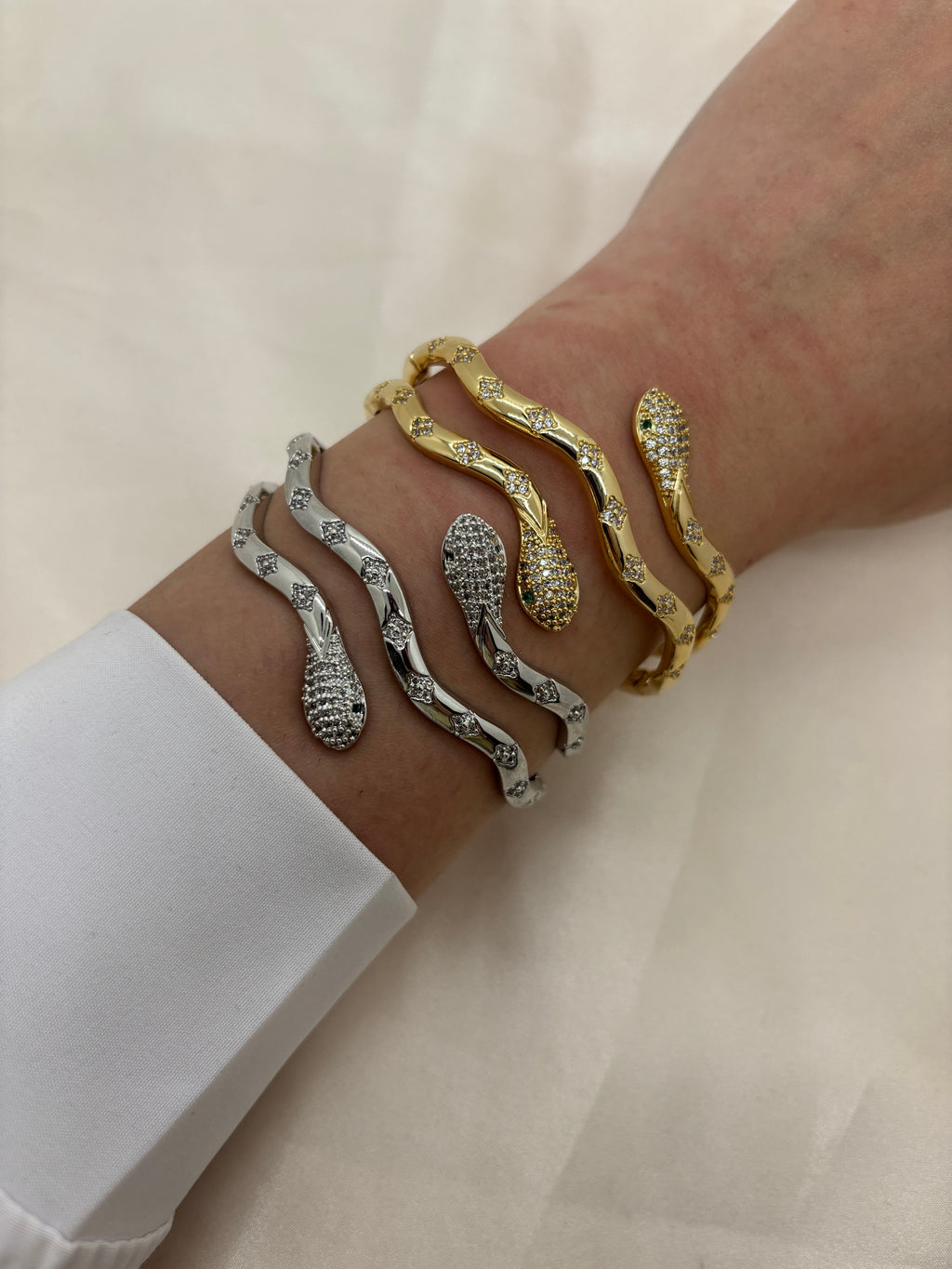 Multi waves snake bangle