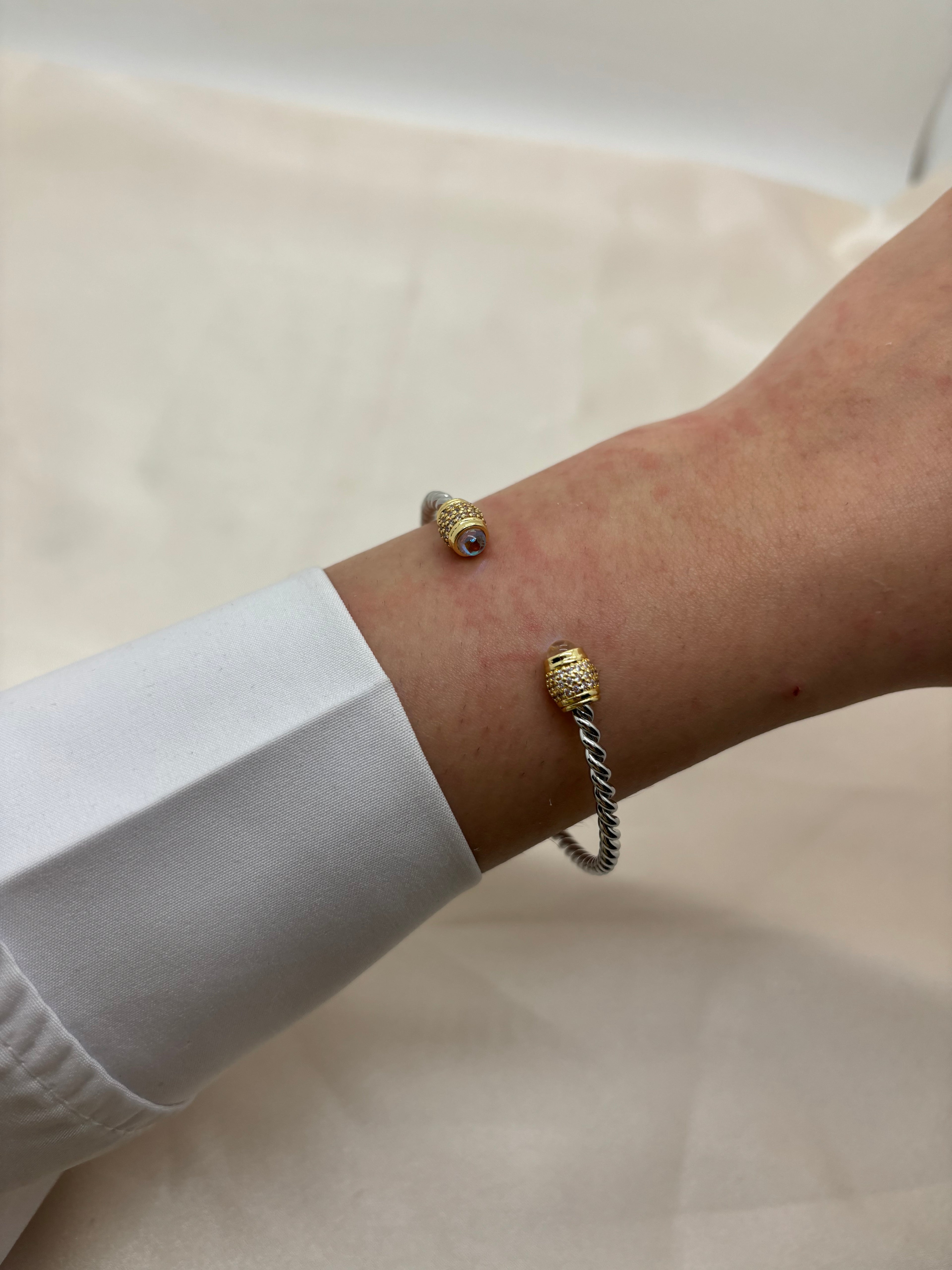 Minimal bangle