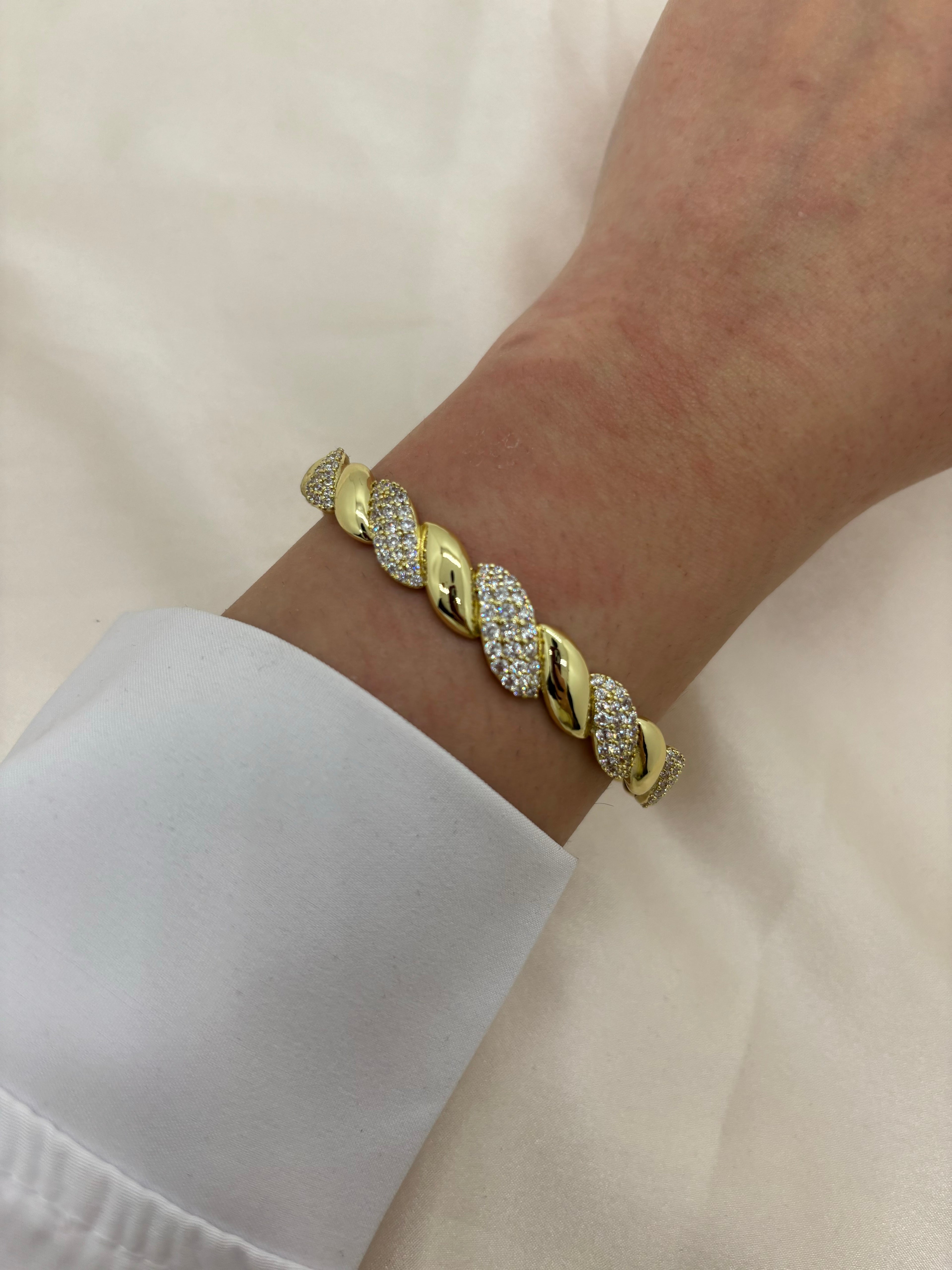 Classy zircon wavy bangle