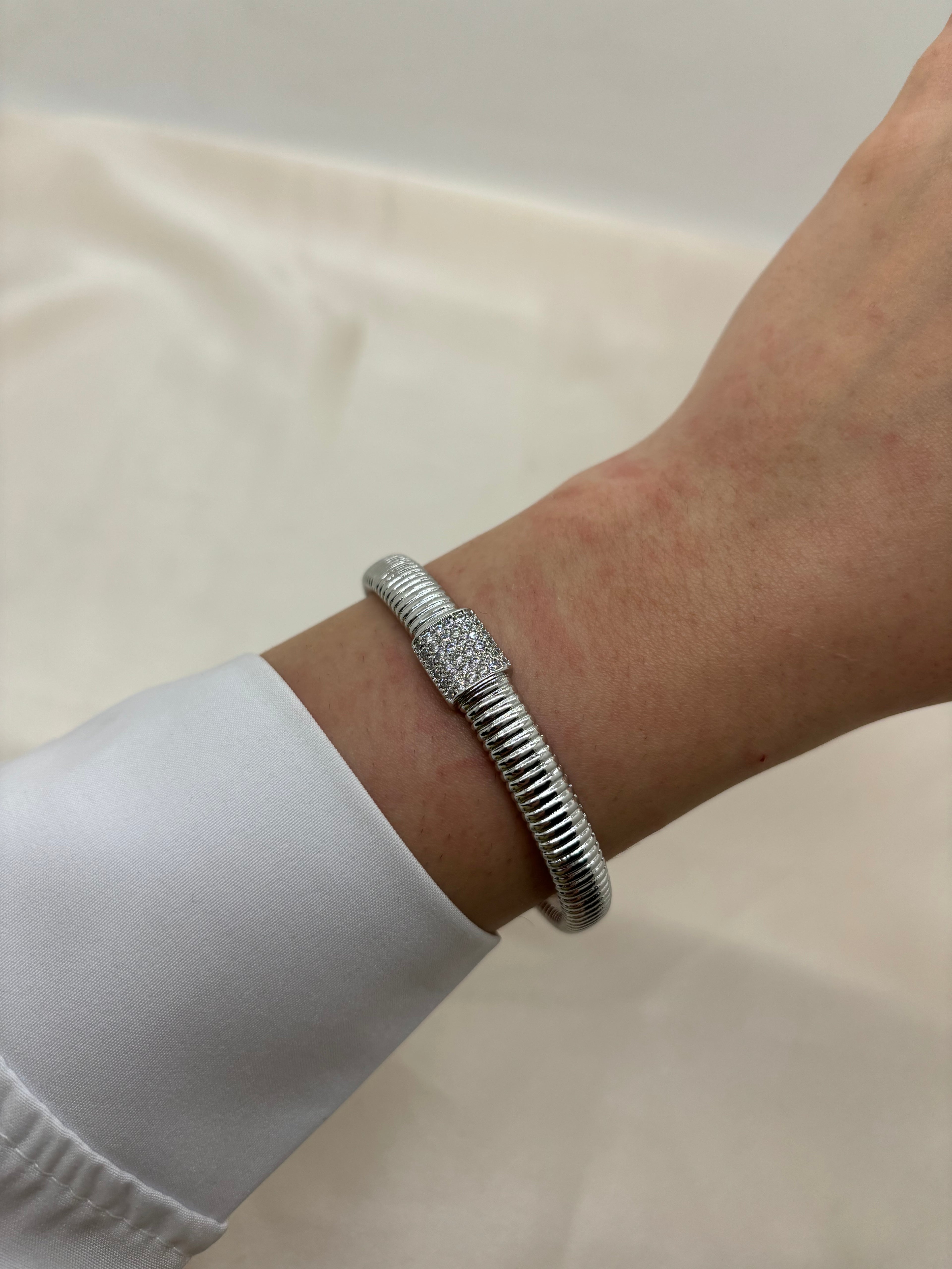 Simple zircon bangle
