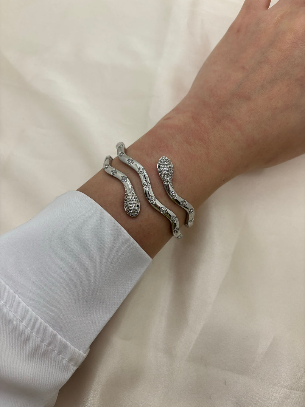 Multi waves snake bangle