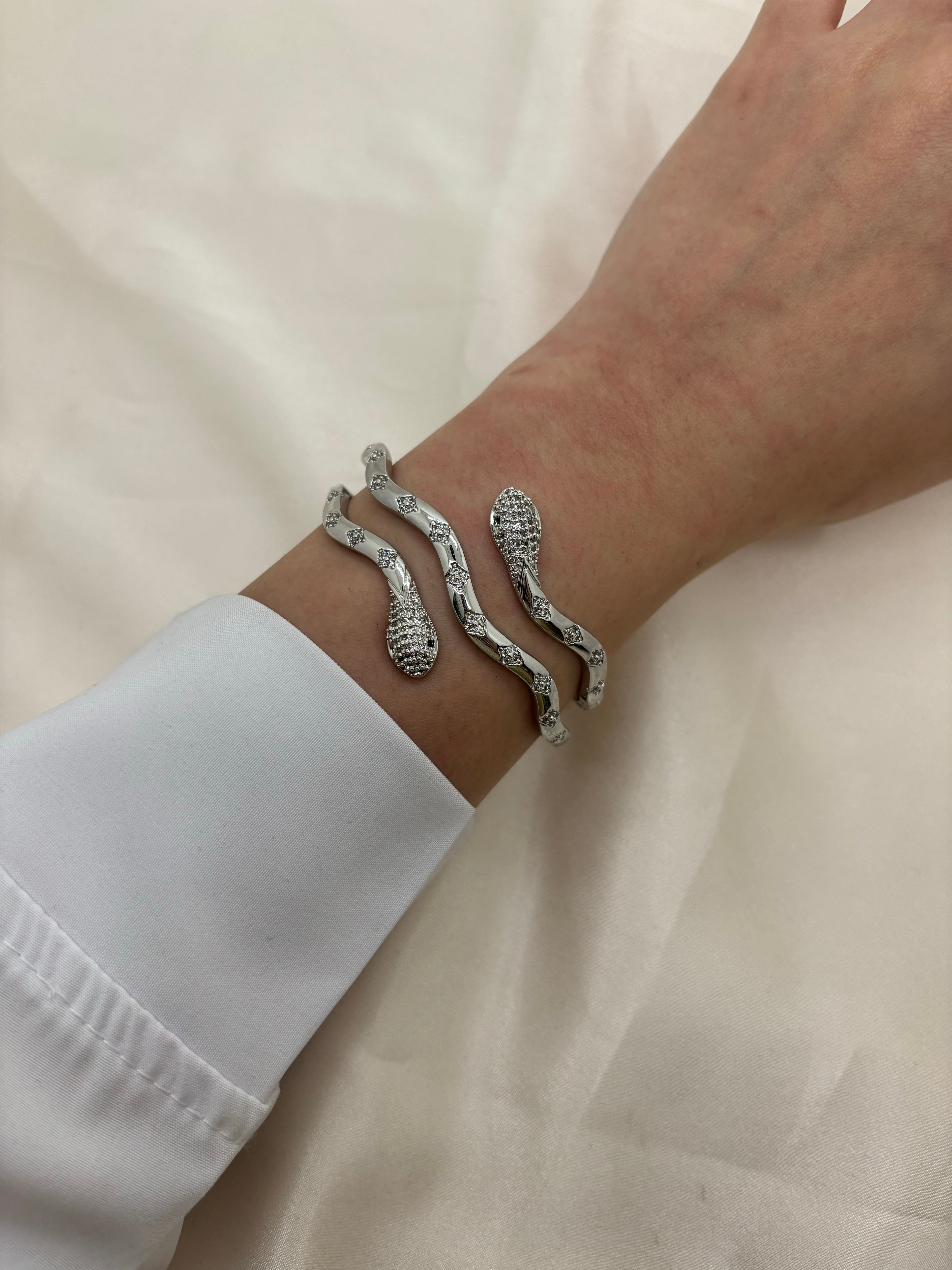 Multi waves snake bangle