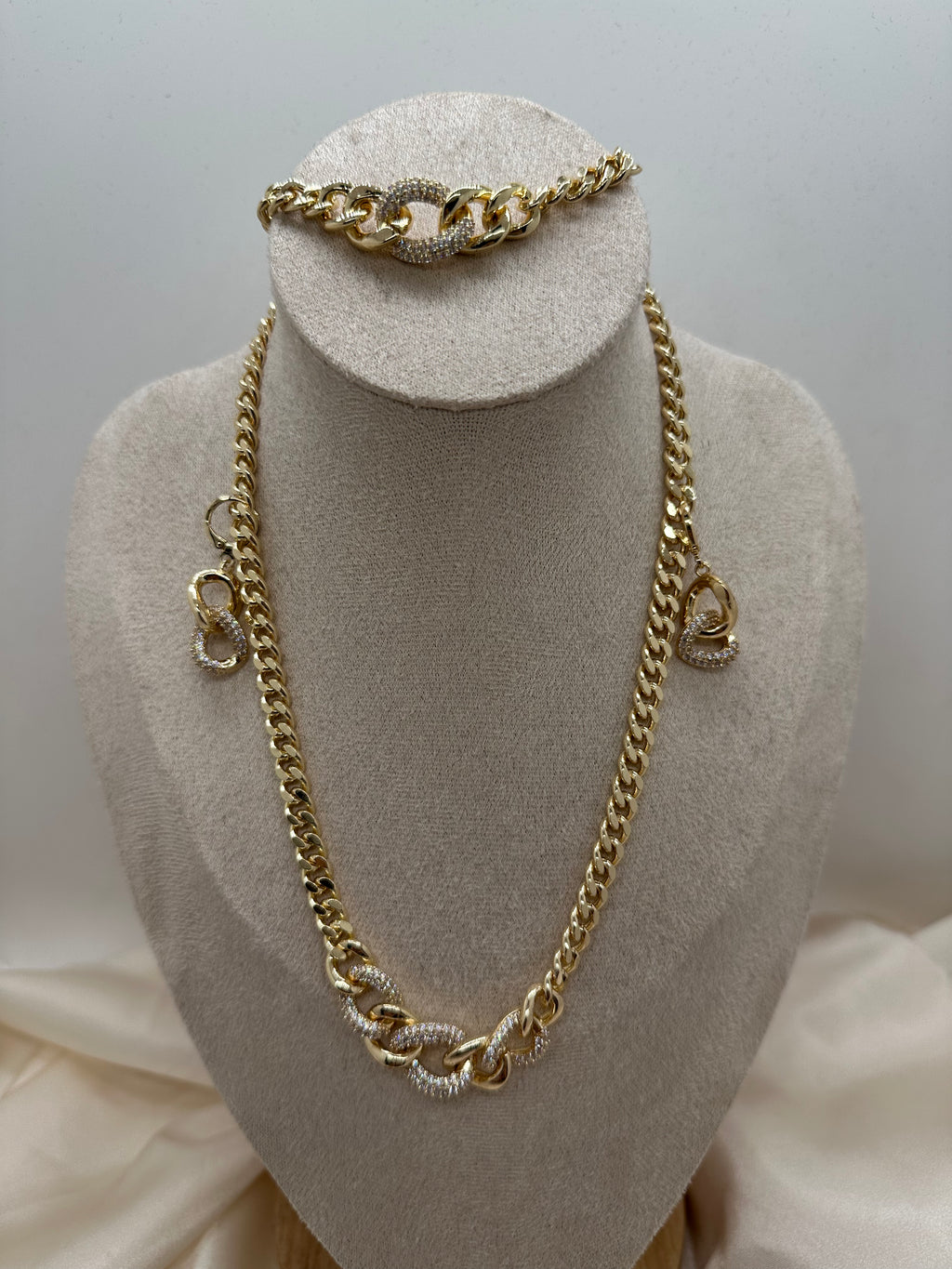 Elegant Chain Set